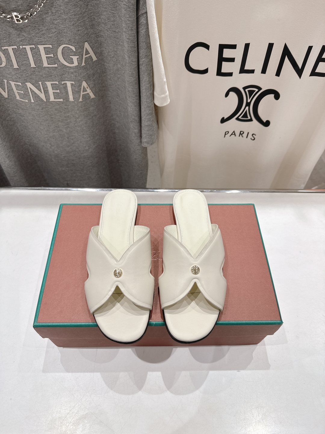 高版本出厂
Loro Piana* LP||诺悠翩雅2025ss春夏新款拖鞋‼️
【市场顶级品质】
𝐋𝐩