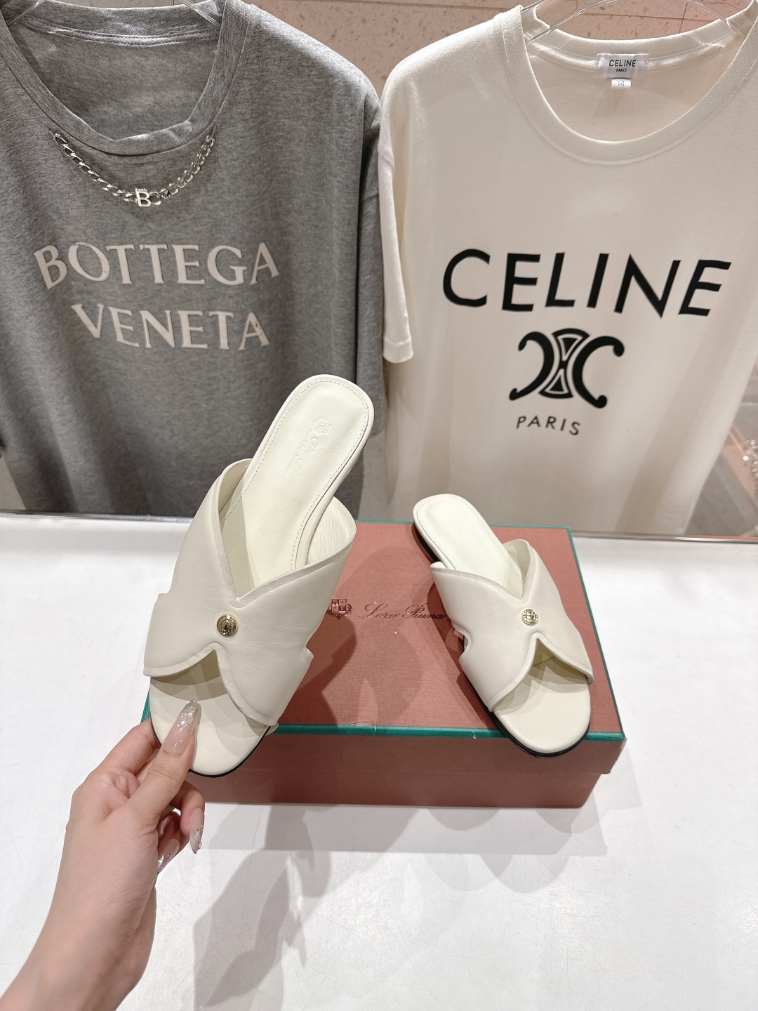 高版本出厂
Loro Piana* LP||诺悠翩雅2025ss春夏新款拖鞋‼️
【市场顶级品质】
𝐋𝐩