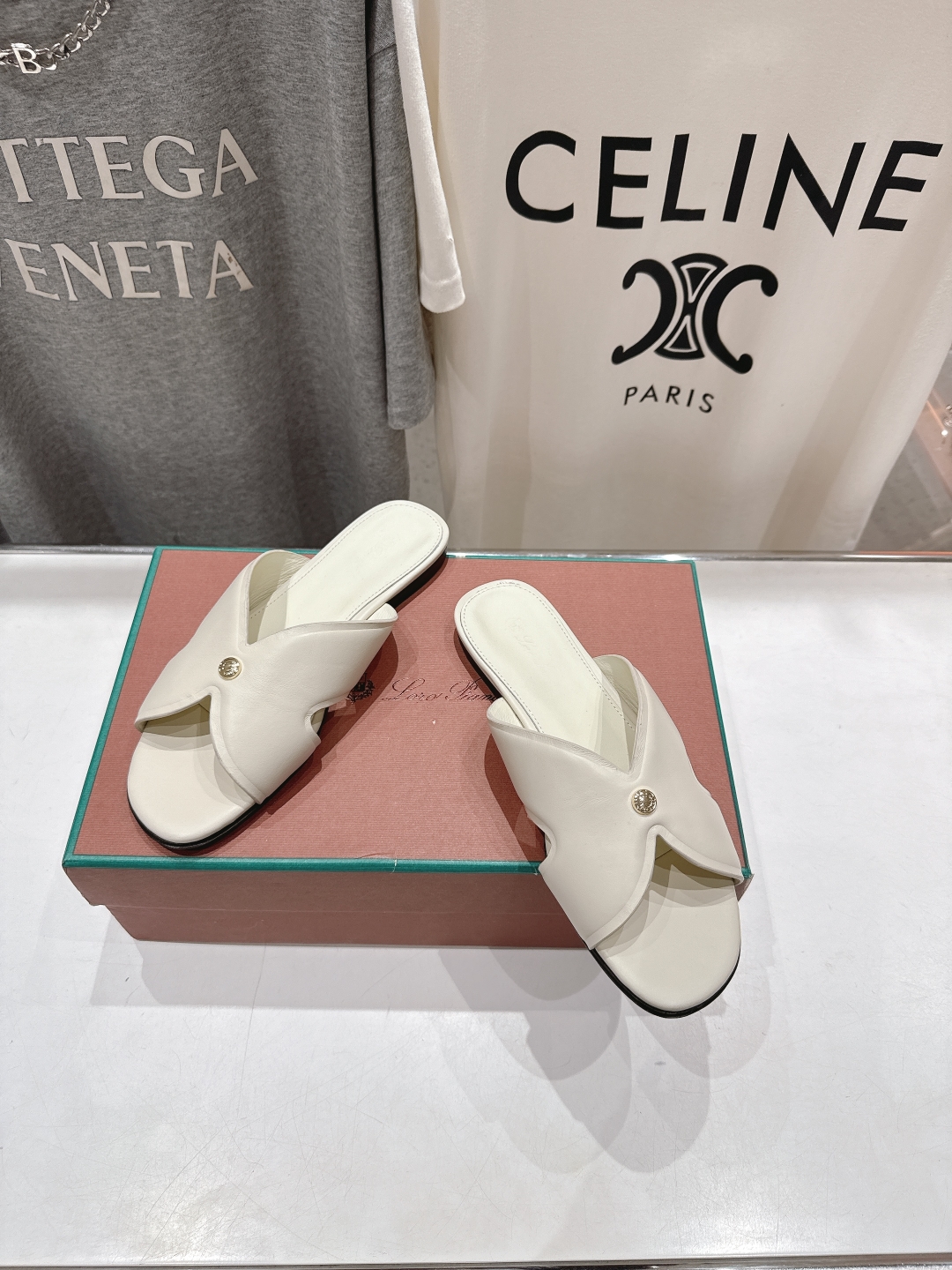 高版本出厂
Loro Piana* LP||诺悠翩雅2025ss春夏新款拖鞋‼️
【市场顶级品质】
𝐋𝐩