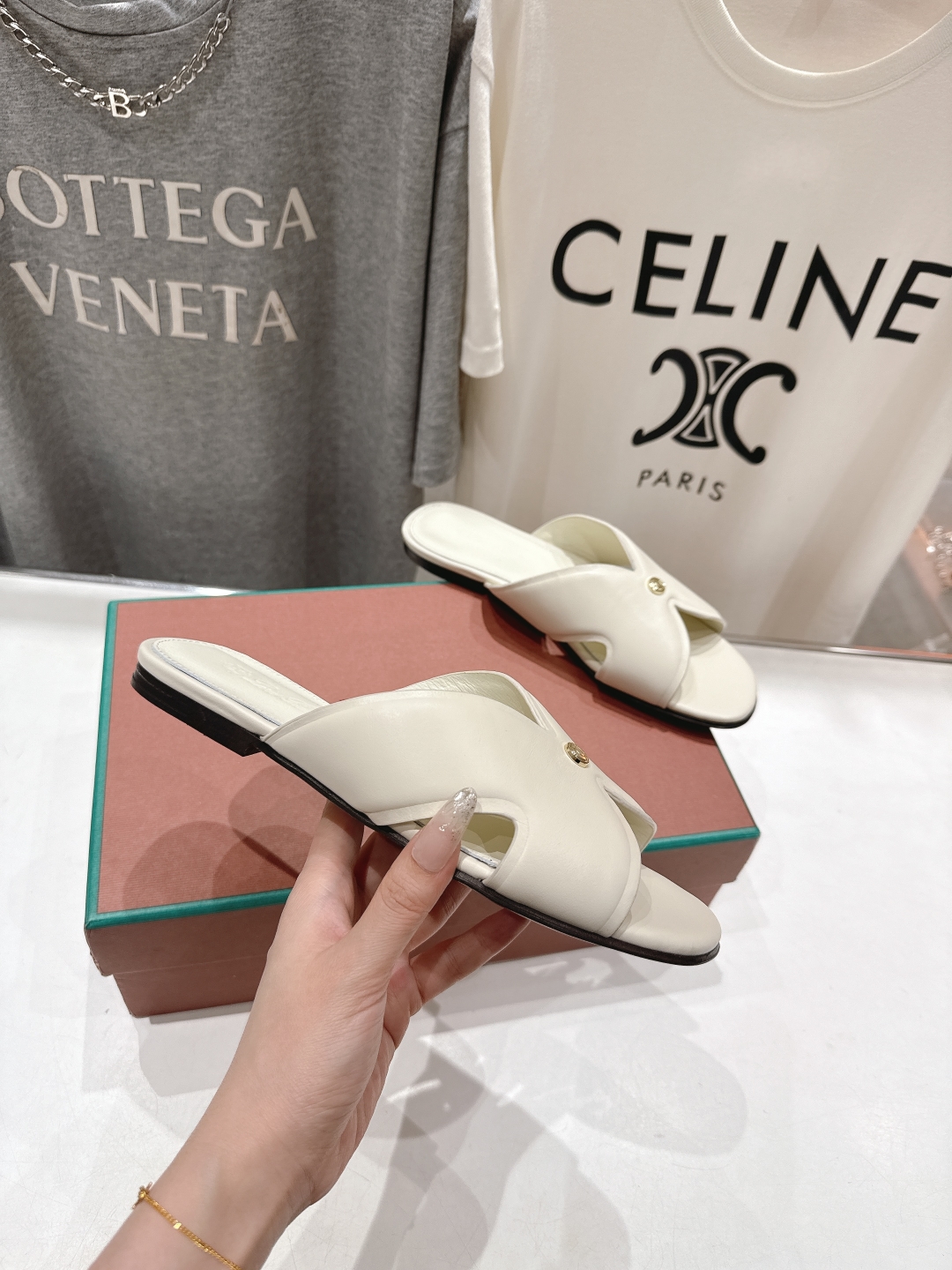 高版本出厂
Loro Piana* LP||诺悠翩雅2025ss春夏新款拖鞋‼️
【市场顶级品质】
𝐋𝐩