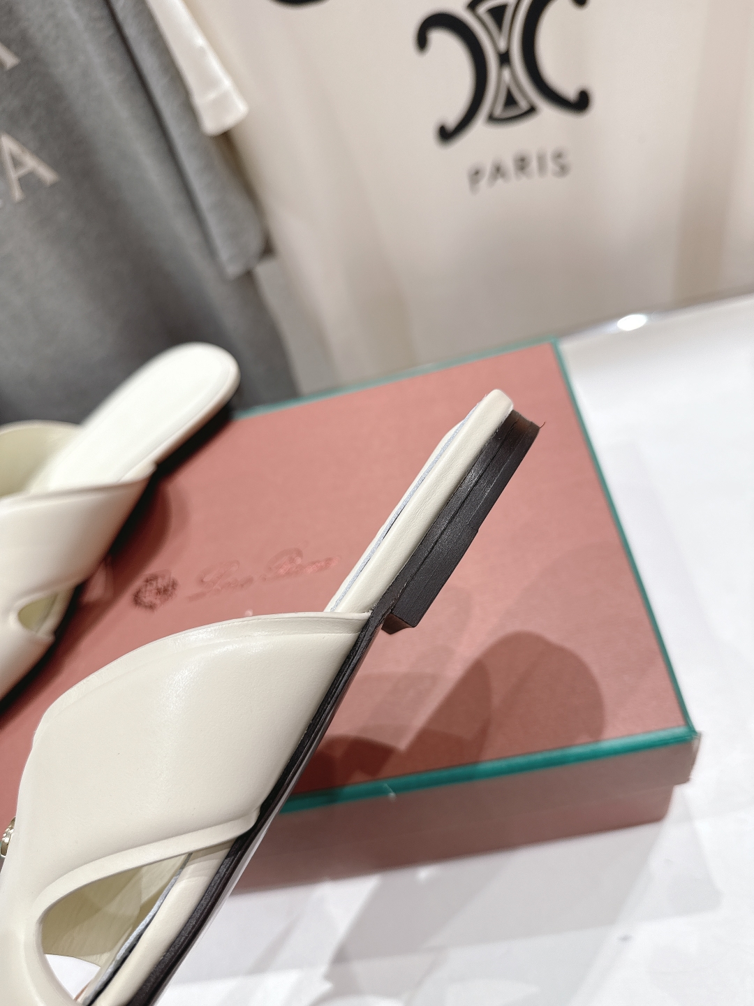 高版本出厂
Loro Piana* LP||诺悠翩雅2025ss春夏新款拖鞋‼️
【市场顶级品质】
𝐋𝐩