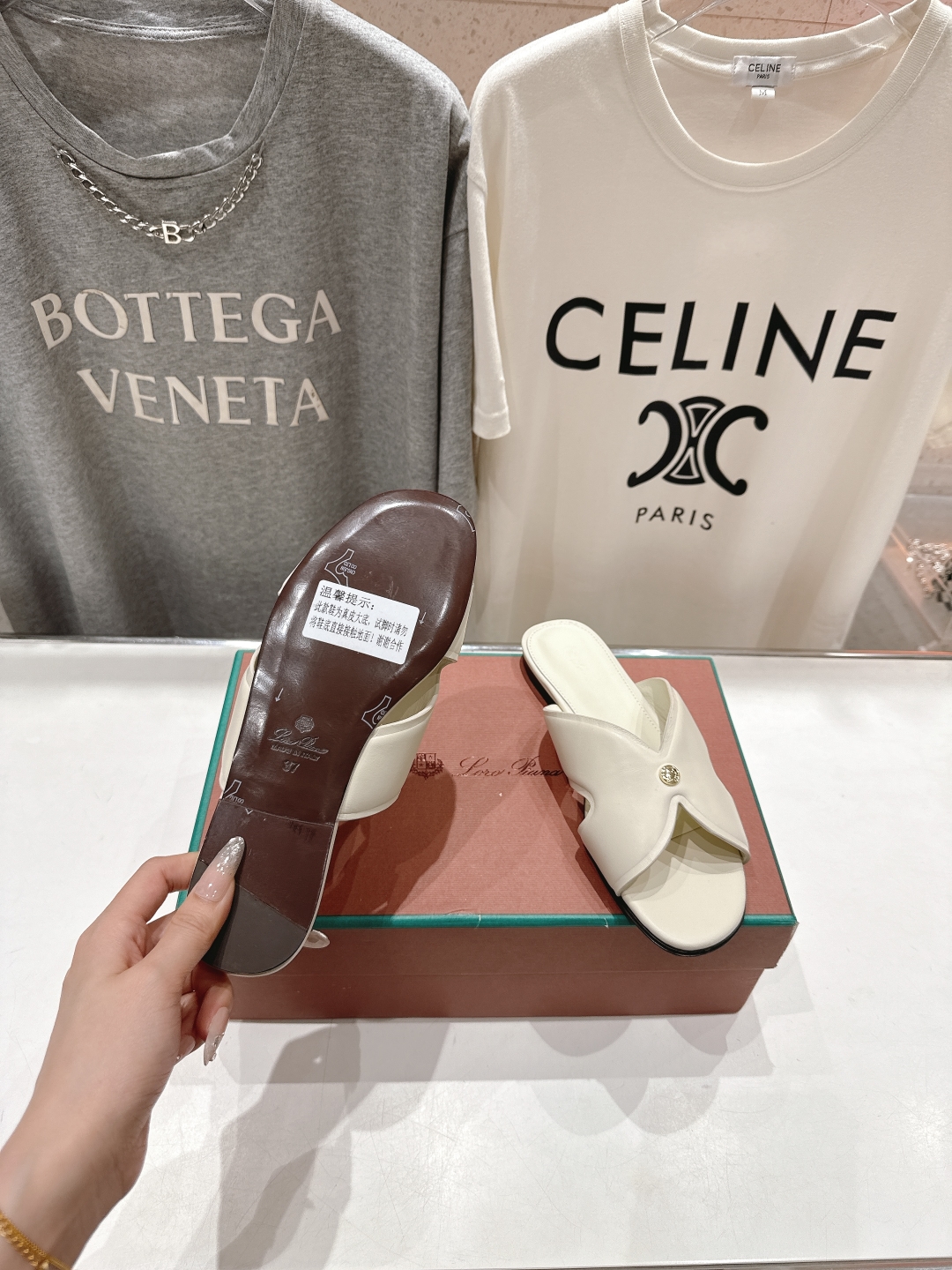 高版本出厂
Loro Piana* LP||诺悠翩雅2025ss春夏新款拖鞋‼️
【市场顶级品质】
𝐋𝐩