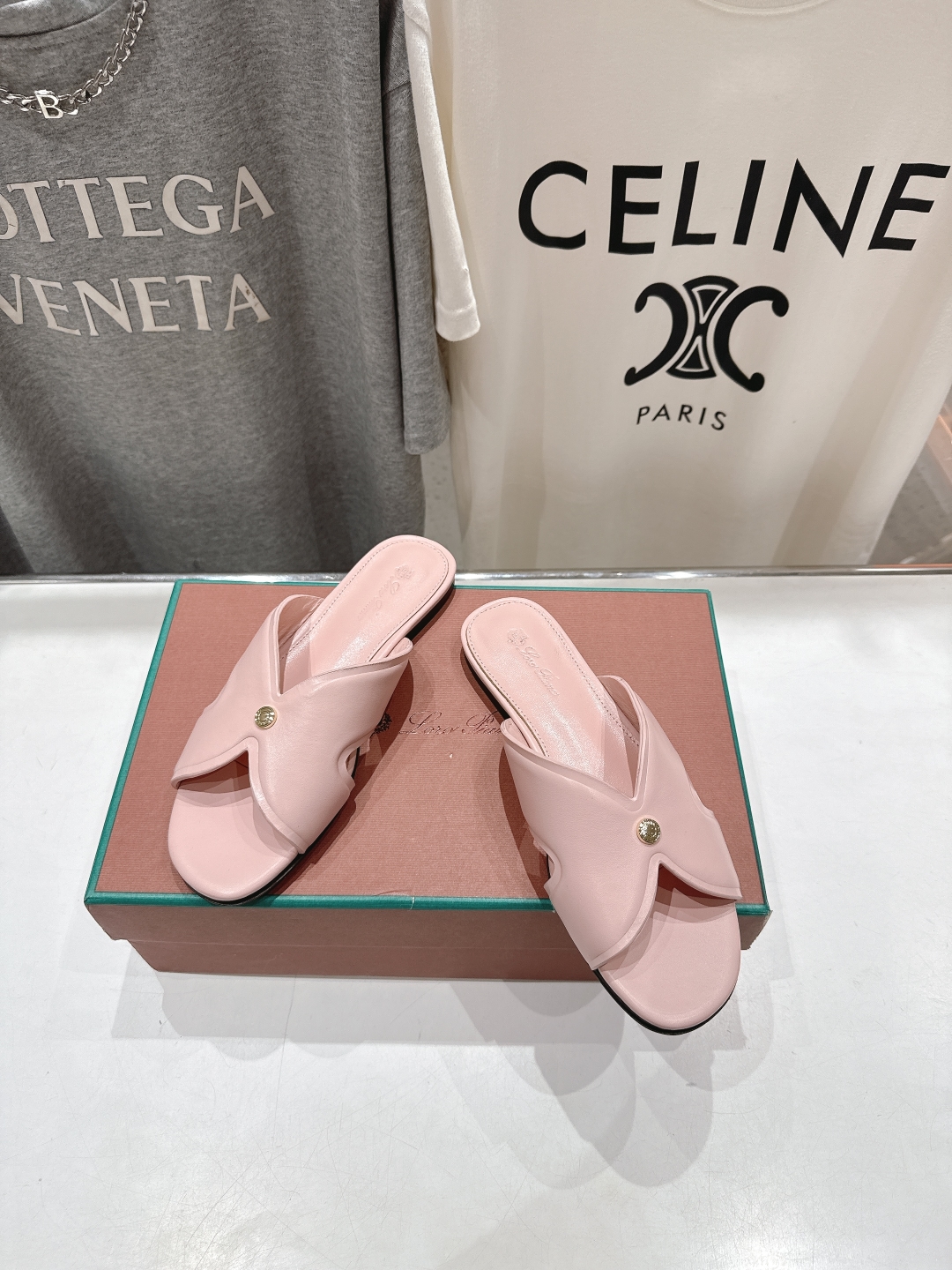 高版本出厂
Loro Piana* LP||诺悠翩雅2025ss春夏新款拖鞋‼️
【市场顶级品质】
𝐋𝐩