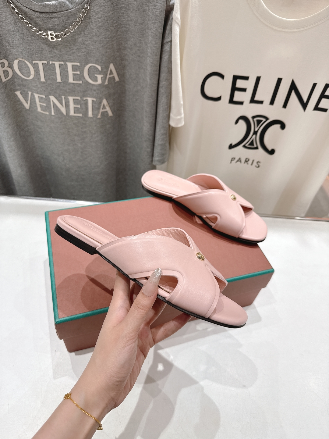 高版本出厂
Loro Piana* LP||诺悠翩雅2025ss春夏新款拖鞋‼️
【市场顶级品质】
𝐋𝐩