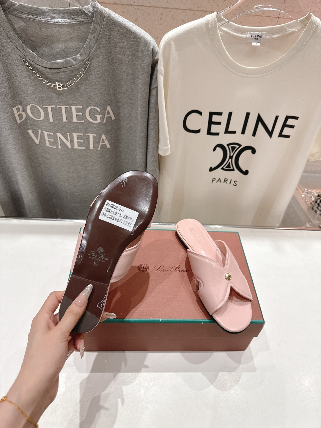 高版本出厂
Loro Piana* LP||诺悠翩雅2025ss春夏新款拖鞋‼️
【市场顶级品质】
𝐋𝐩