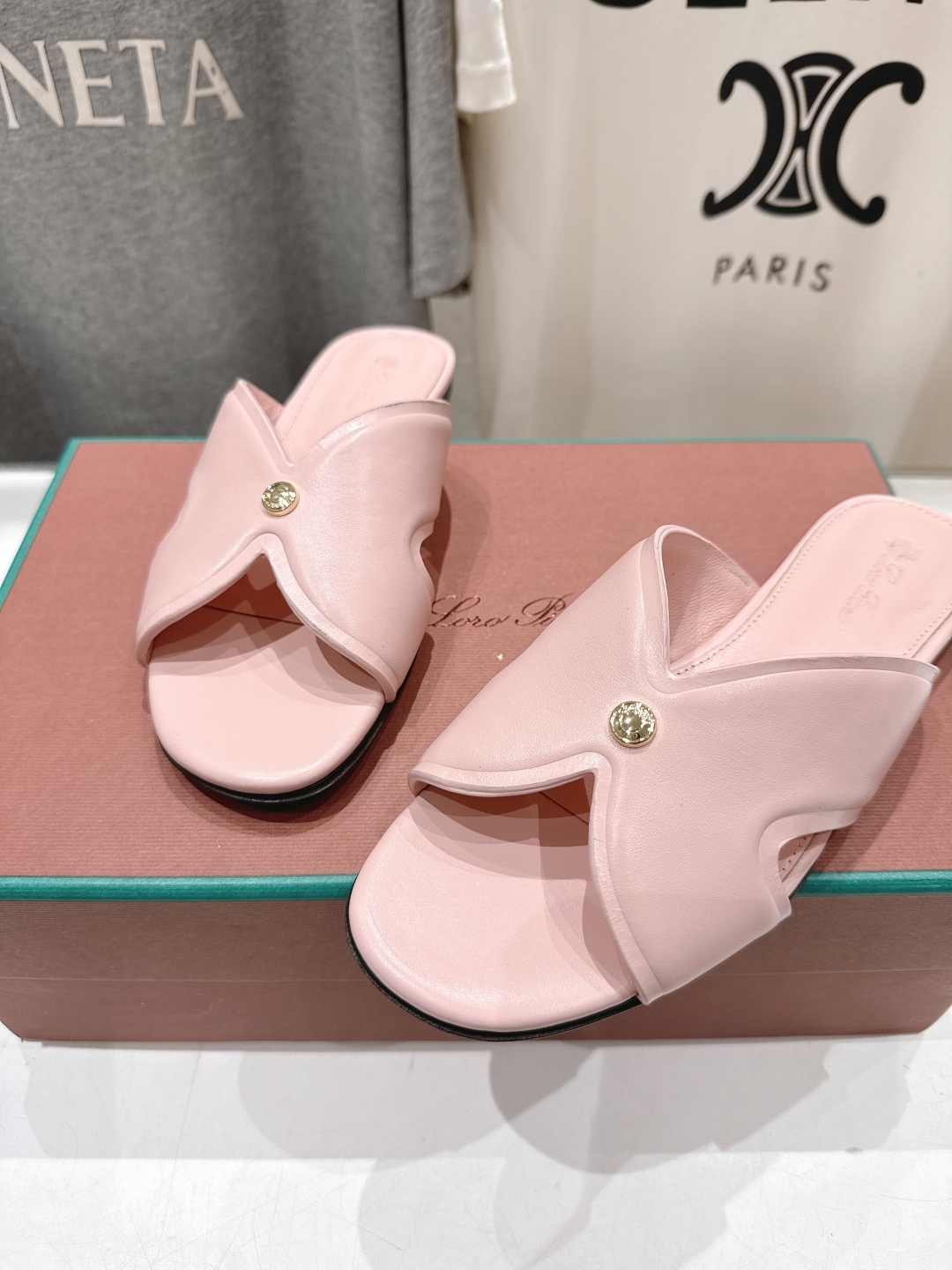 高版本出厂
Loro Piana* LP||诺悠翩雅2025ss春夏新款拖鞋‼️
【市场顶级品质】
𝐋𝐩