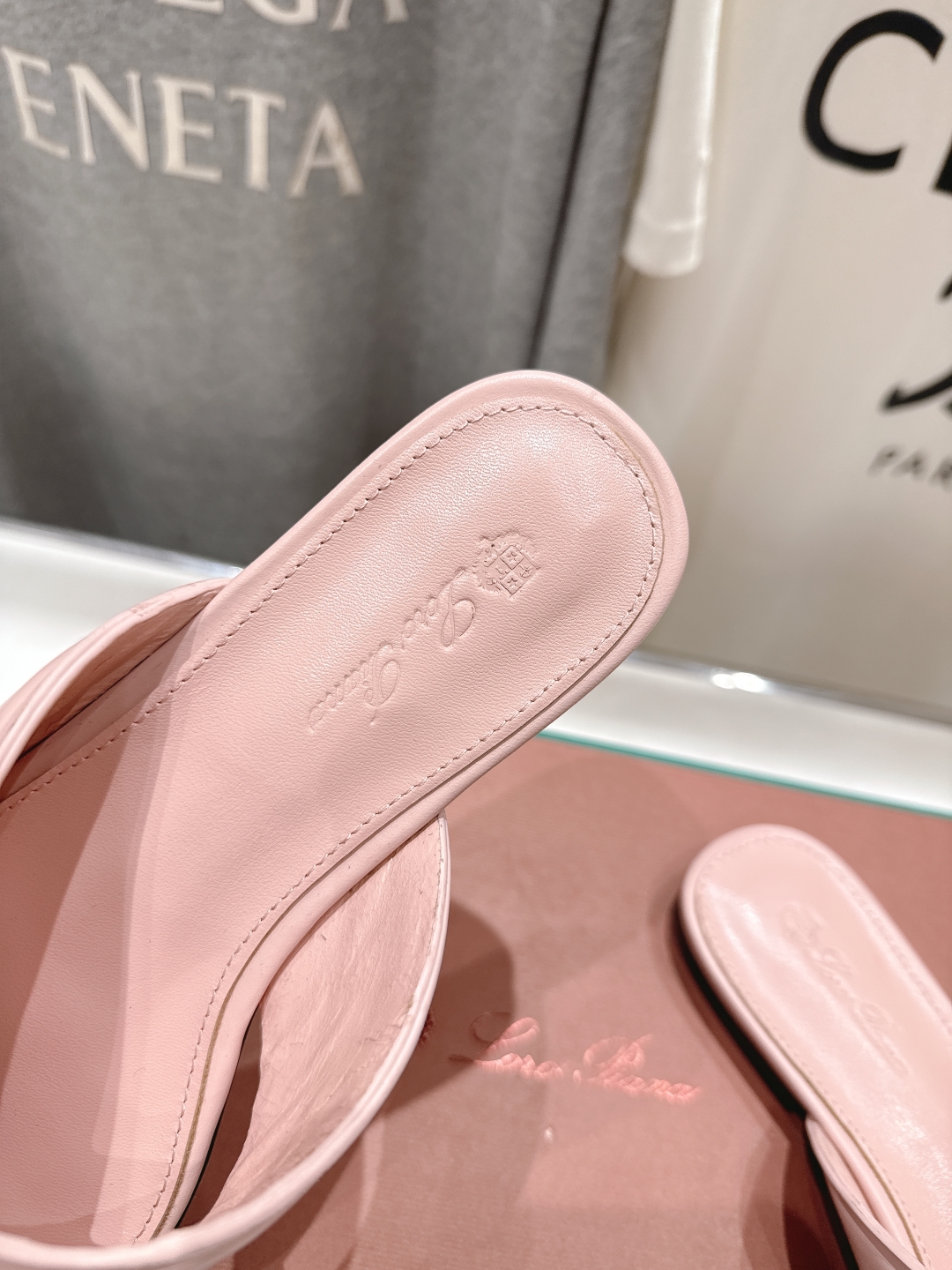 高版本出厂
Loro Piana* LP||诺悠翩雅2025ss春夏新款拖鞋‼️
【市场顶级品质】
𝐋𝐩