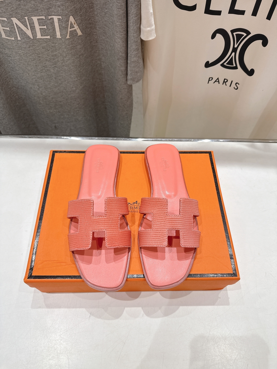 高版本出厂
  HERMES*✈️爱马仕H家2025ss最新升级版经典H拖鞋
🇮🇹度假旅游必备神器#由爱