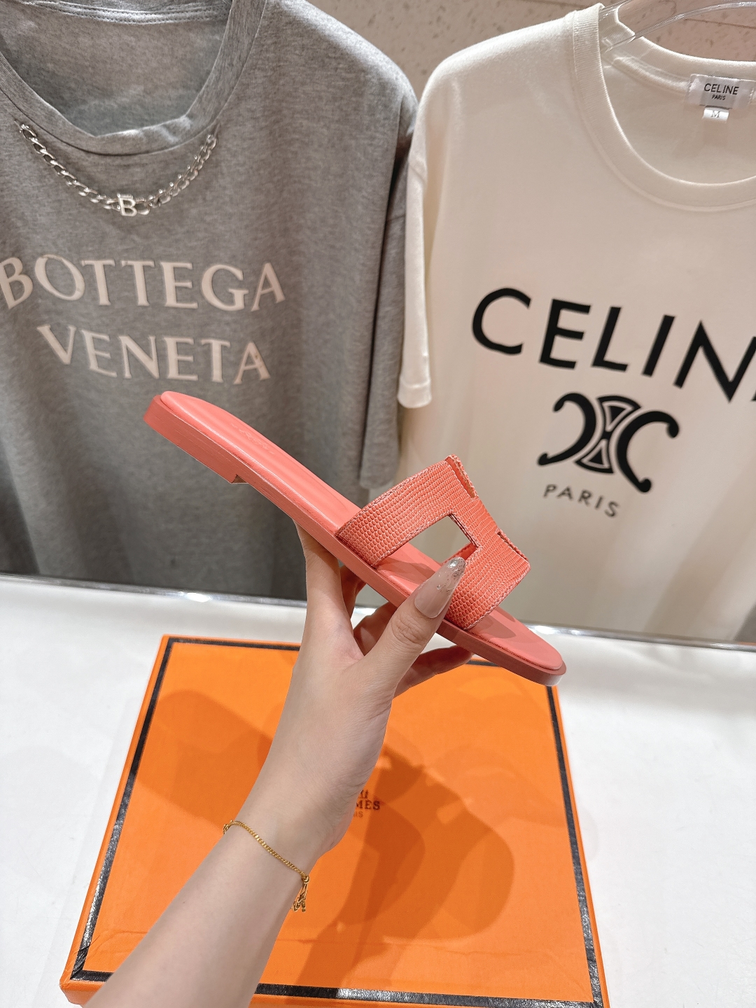 高版本出厂
  HERMES*✈️爱马仕H家2025ss最新升级版经典H拖鞋
🇮🇹度假旅游必备神器#由爱