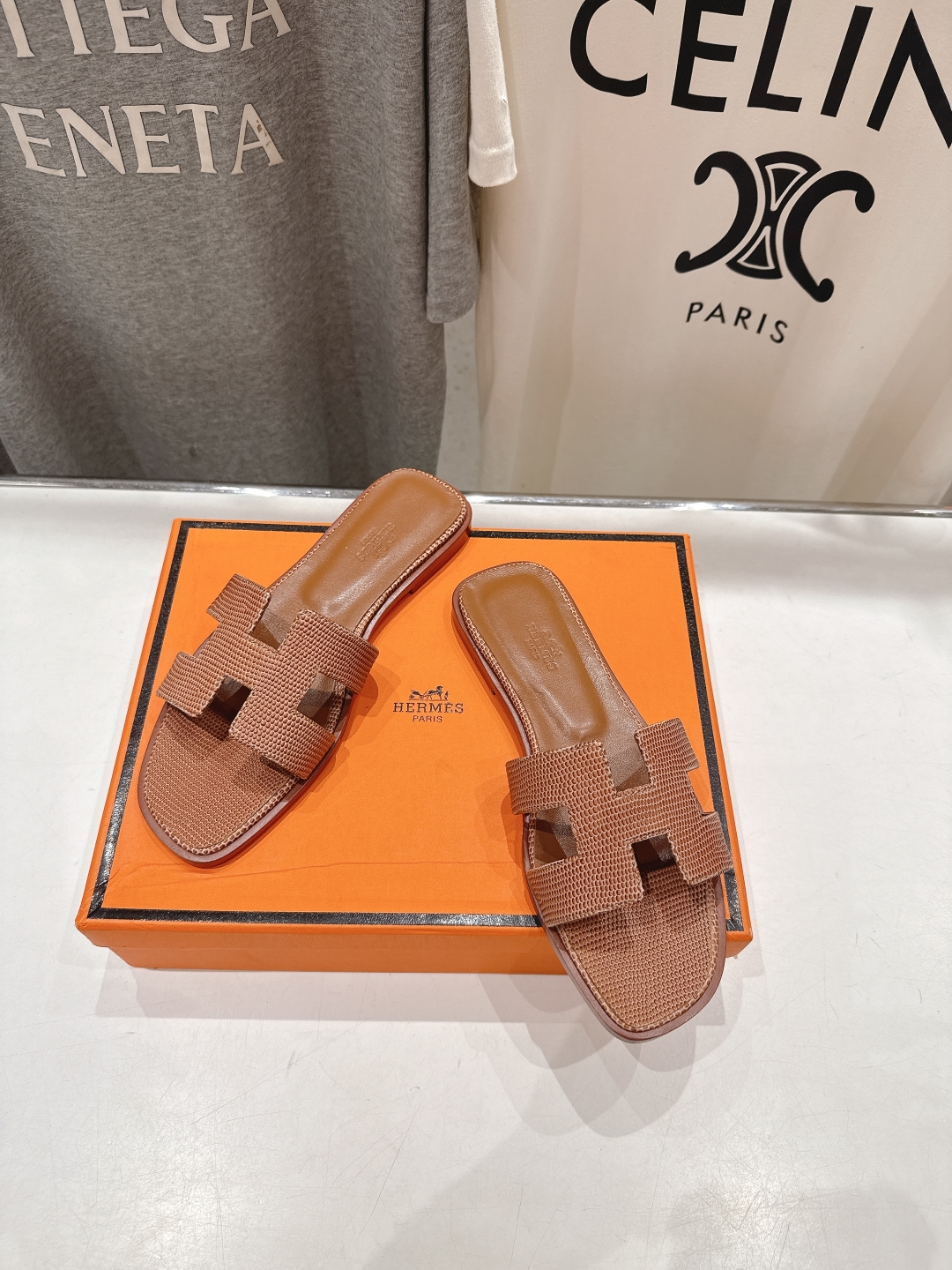 高版本出厂
  HERMES*✈️爱马仕H家2025ss最新升级版经典H拖鞋
🇮🇹度假旅游必备神器#由爱