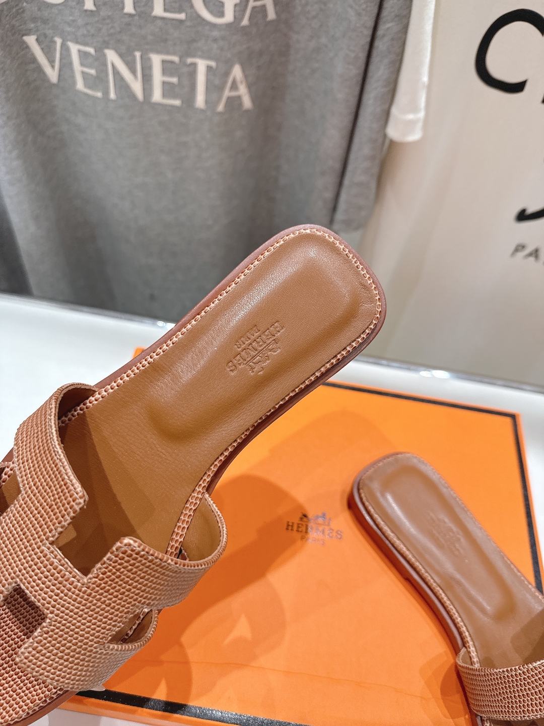 高版本出厂
  HERMES*✈️爱马仕H家2025ss最新升级版经典H拖鞋
🇮🇹度假旅游必备神器#由爱