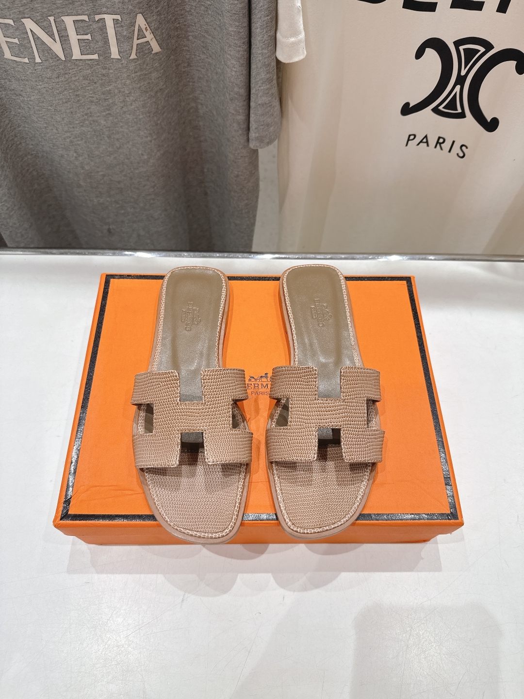 高版本出厂
  HERMES*✈️爱马仕H家2025ss最新升级版经典H拖鞋
🇮🇹度假旅游必备神器#由爱