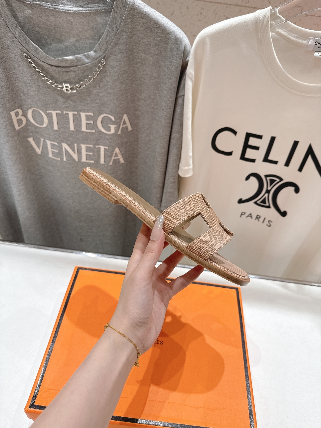 高版本出厂
  HERMES*✈️爱马仕H家2025ss最新升级版经典H拖鞋
🇮🇹度假旅游必备神器#由爱