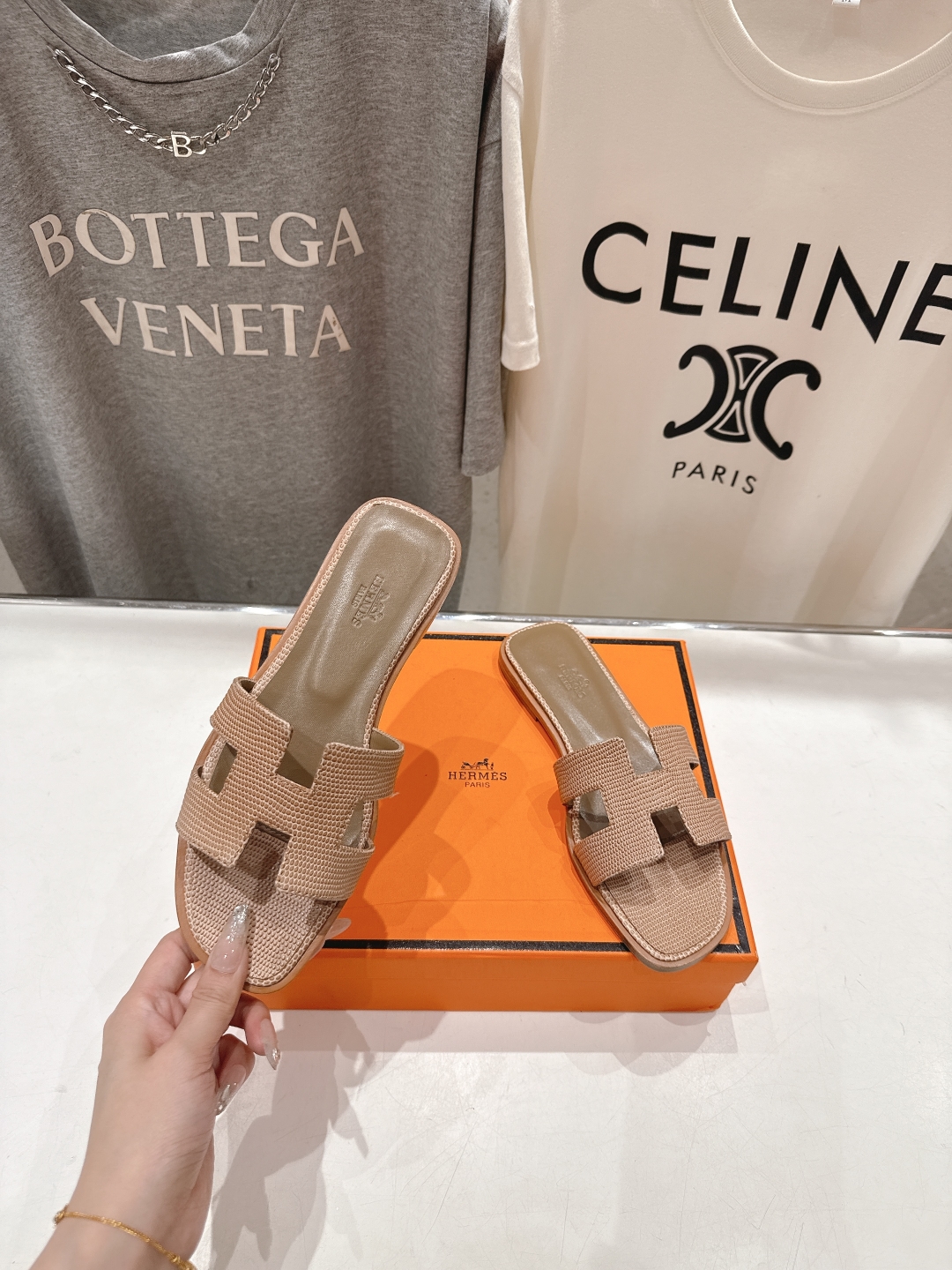 高版本出厂
  HERMES*✈️爱马仕H家2025ss最新升级版经典H拖鞋
🇮🇹度假旅游必备神器#由爱