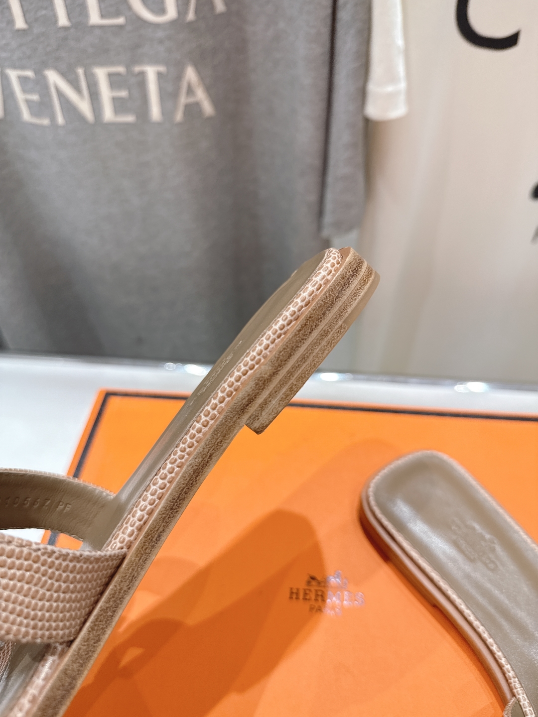 高版本出厂
  HERMES*✈️爱马仕H家2025ss最新升级版经典H拖鞋
🇮🇹度假旅游必备神器#由爱