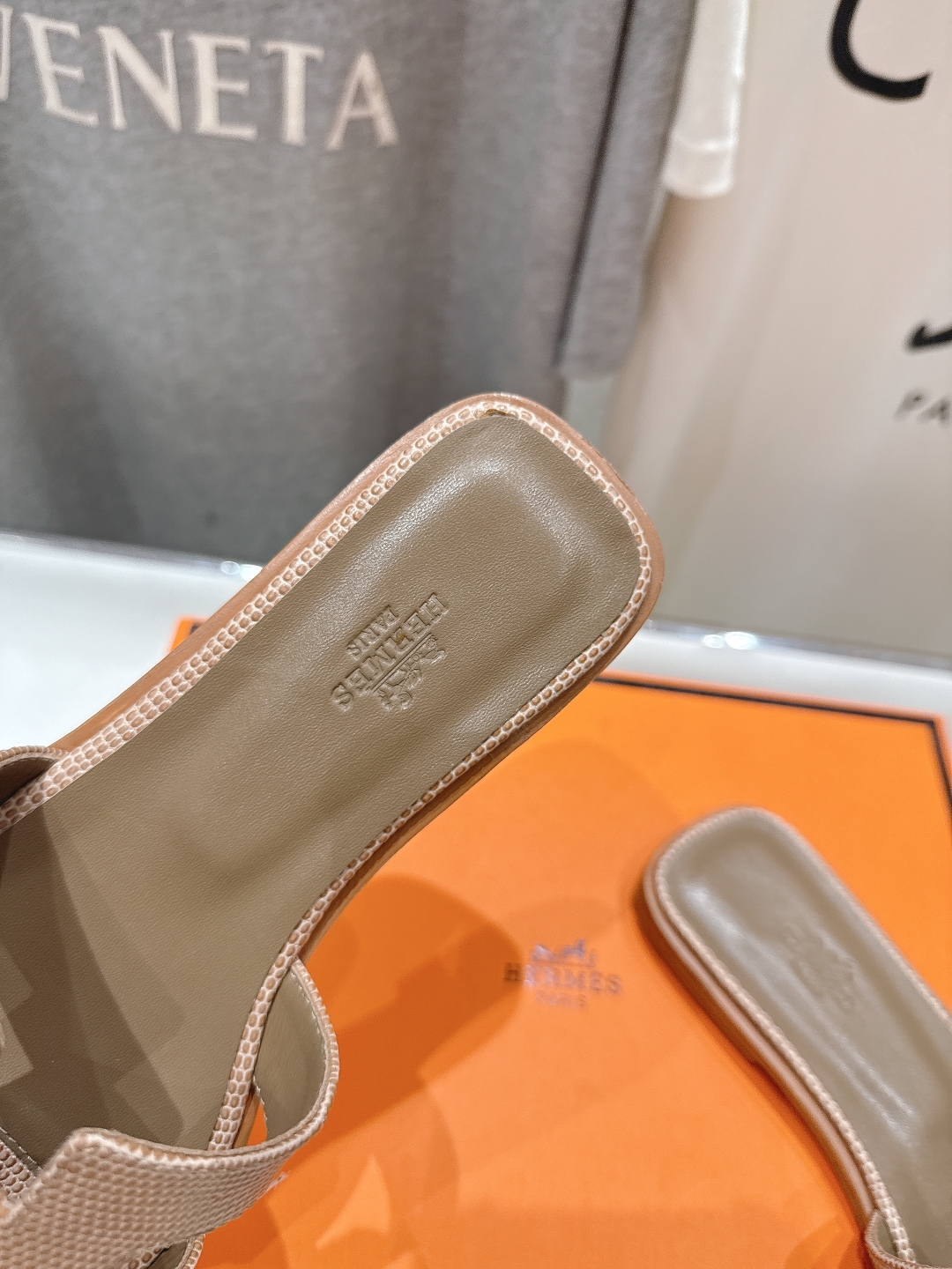 高版本出厂
  HERMES*✈️爱马仕H家2025ss最新升级版经典H拖鞋
🇮🇹度假旅游必备神器#由爱