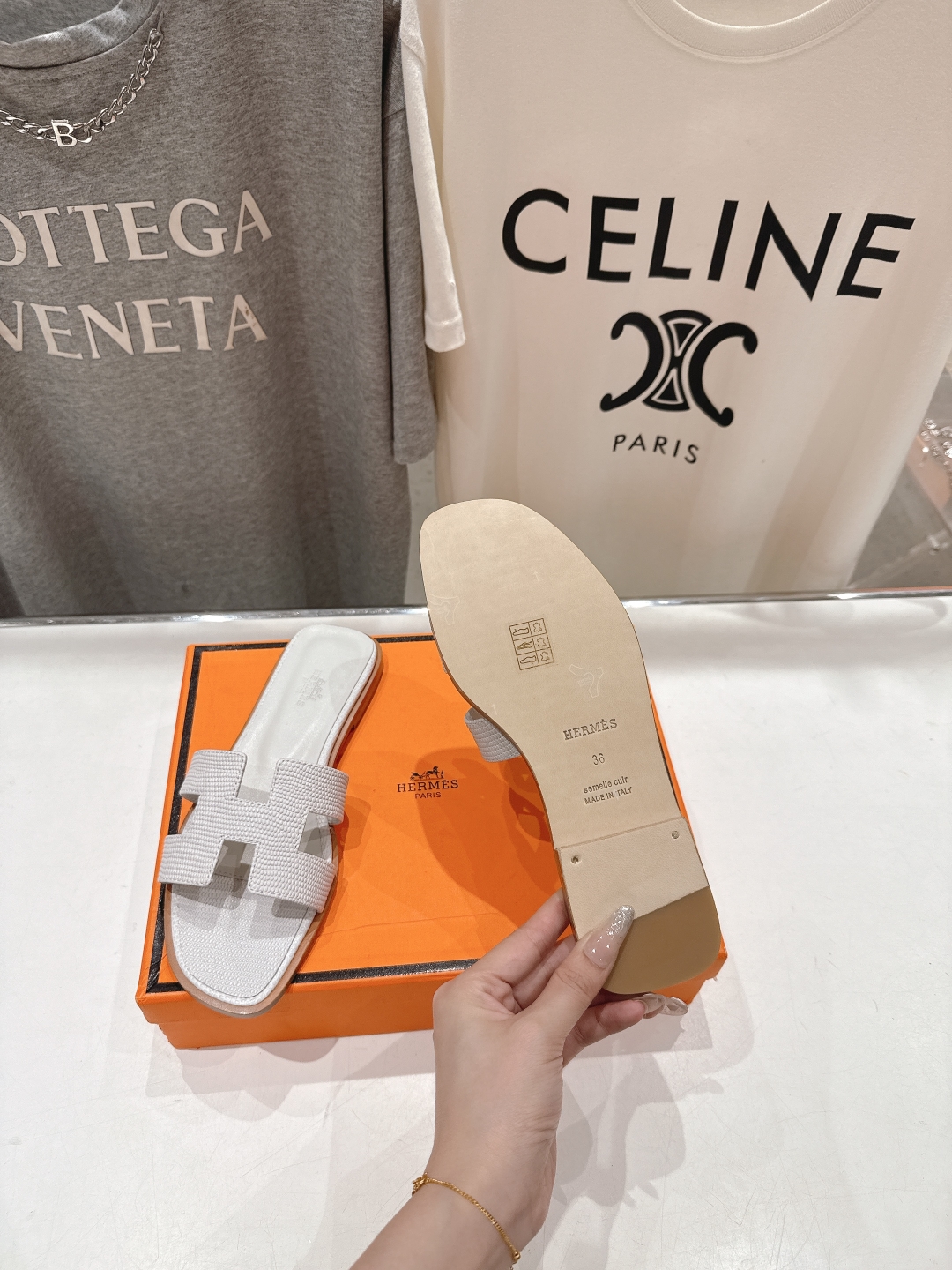 高版本出厂
  HERMES*✈️爱马仕H家2025ss最新升级版经典H拖鞋
🇮🇹度假旅游必备神器#由爱