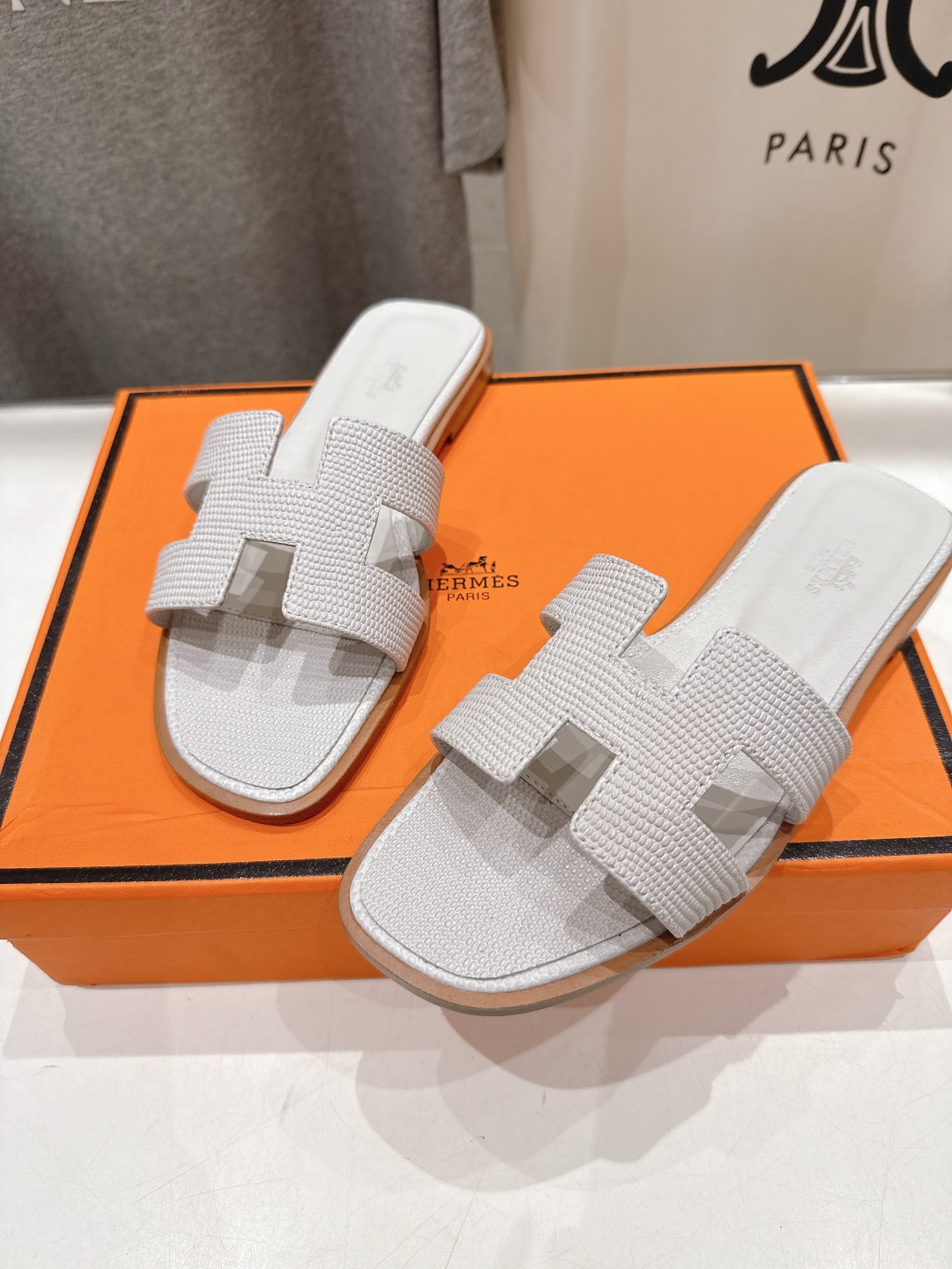 高版本出厂
  HERMES*✈️爱马仕H家2025ss最新升级版经典H拖鞋
🇮🇹度假旅游必备神器#由爱