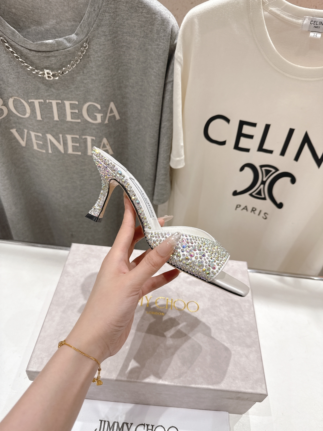 高版本出厂
  JIMMY CHOO*｜JC/吉米周2025ss春夏新款简约烫钻高跟鞋拖鞋

原版套楦，
