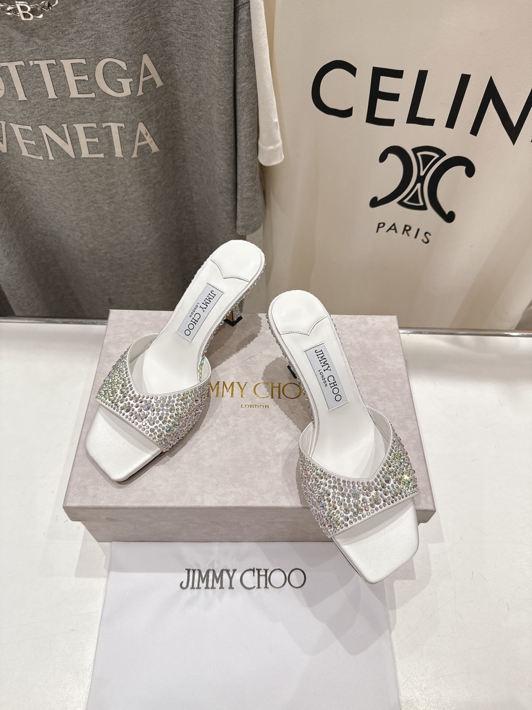 高版本出厂
  JIMMY CHOO*｜JC/吉米周2025ss春夏新款简约烫钻高跟鞋拖鞋

原版套楦，
