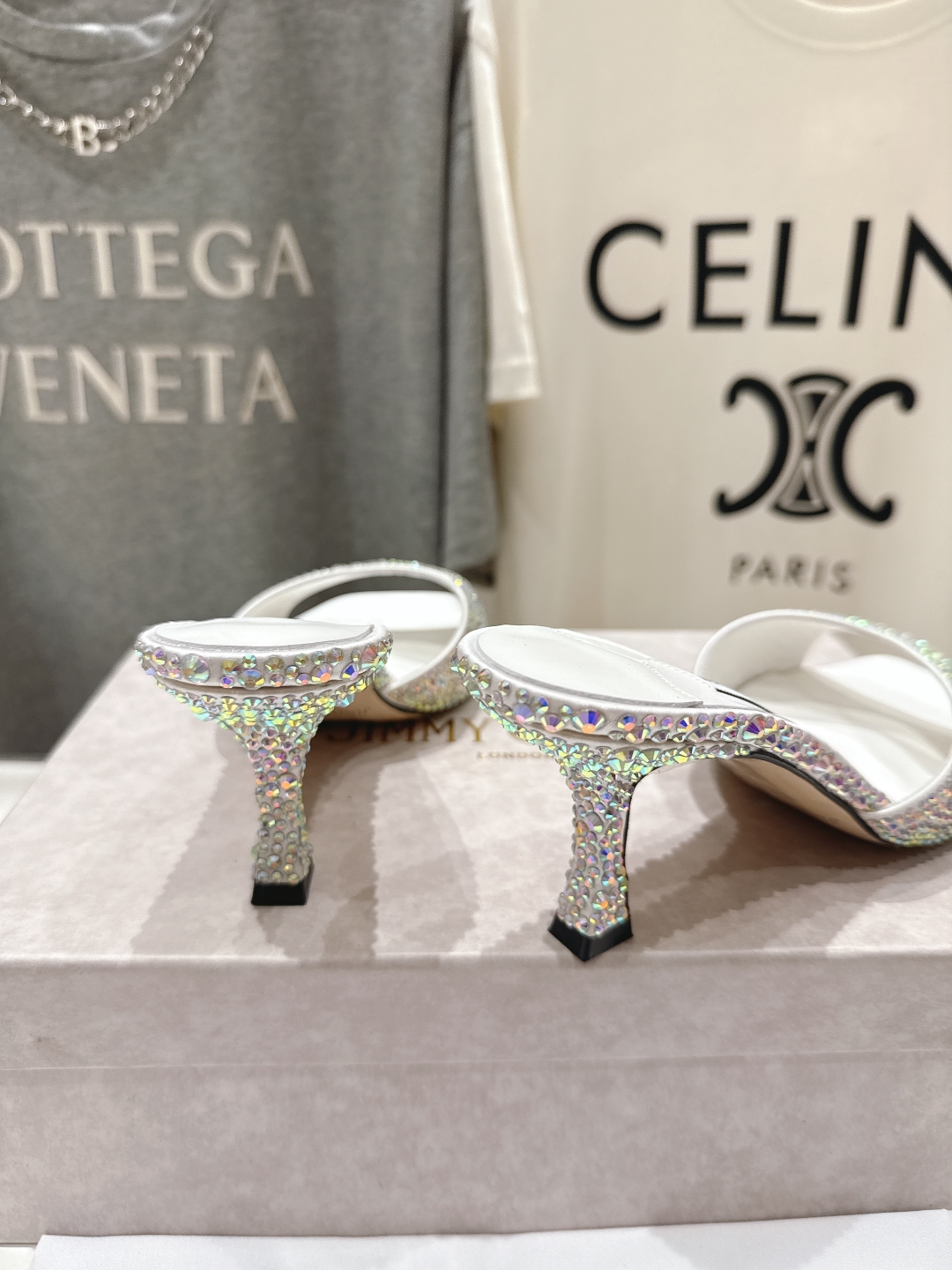 高版本出厂
  JIMMY CHOO*｜JC/吉米周2025ss春夏新款简约烫钻高跟鞋拖鞋

原版套楦，