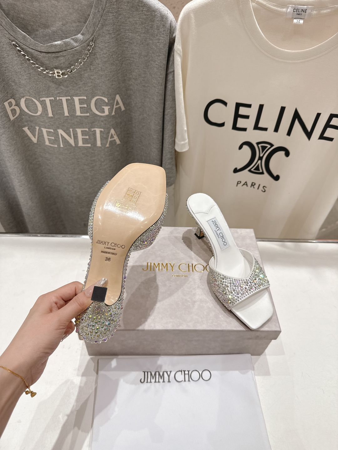 高版本出厂
  JIMMY CHOO*｜JC/吉米周2025ss春夏新款简约烫钻高跟鞋拖鞋

原版套楦，