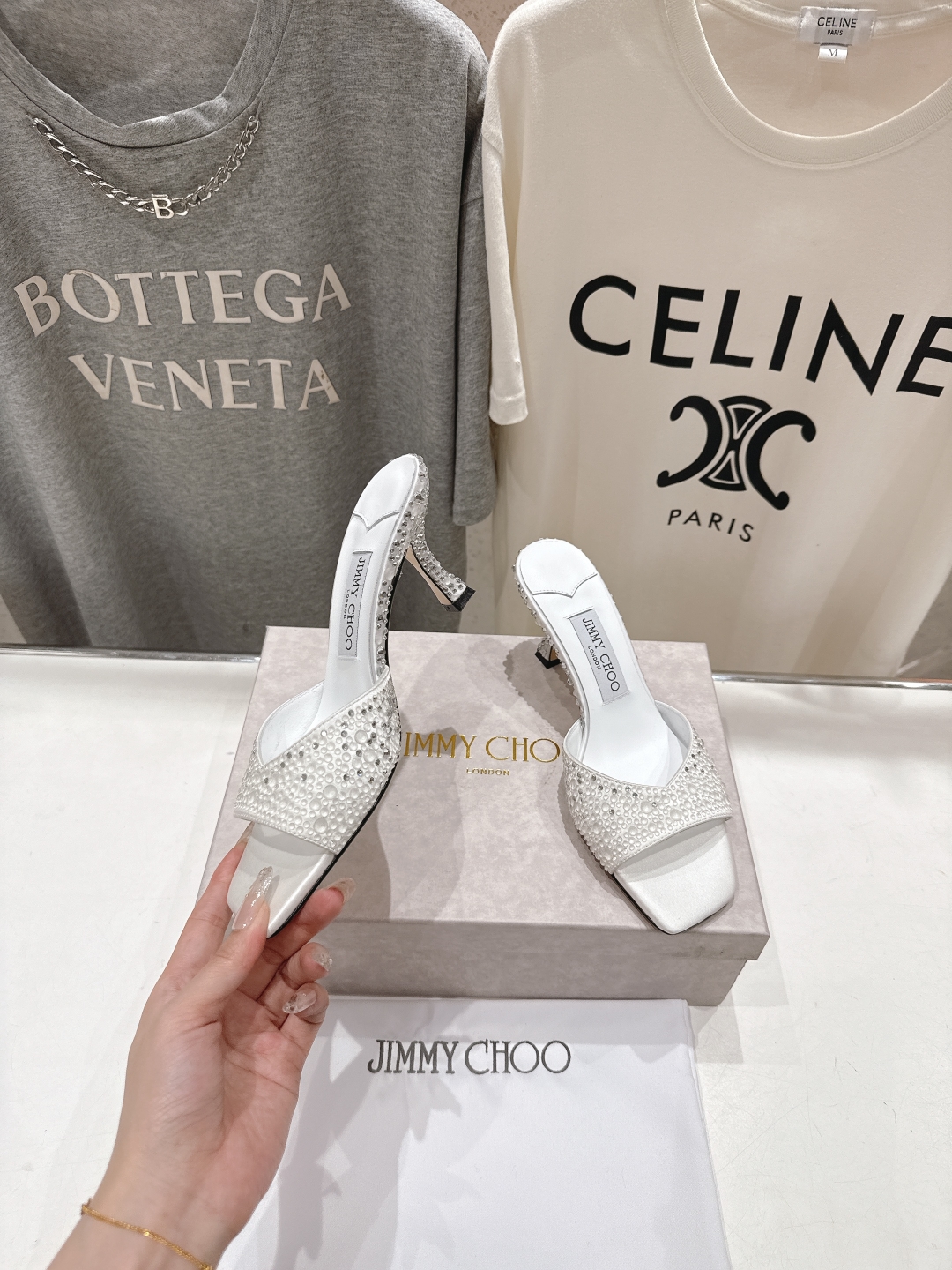 高版本出厂
  JIMMY CHOO*｜JC/吉米周2025ss春夏新款简约烫钻高跟鞋拖鞋

原版套楦，