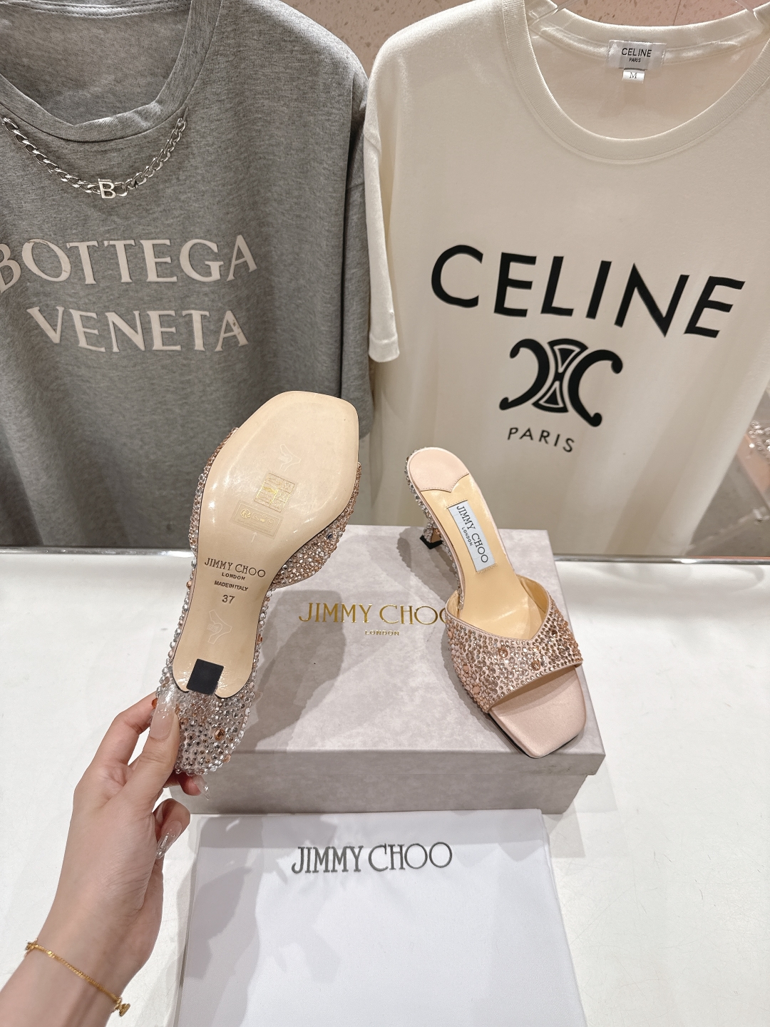 高版本出厂
  JIMMY CHOO*｜JC/吉米周2025ss春夏新款简约烫钻高跟鞋拖鞋

原版套楦，