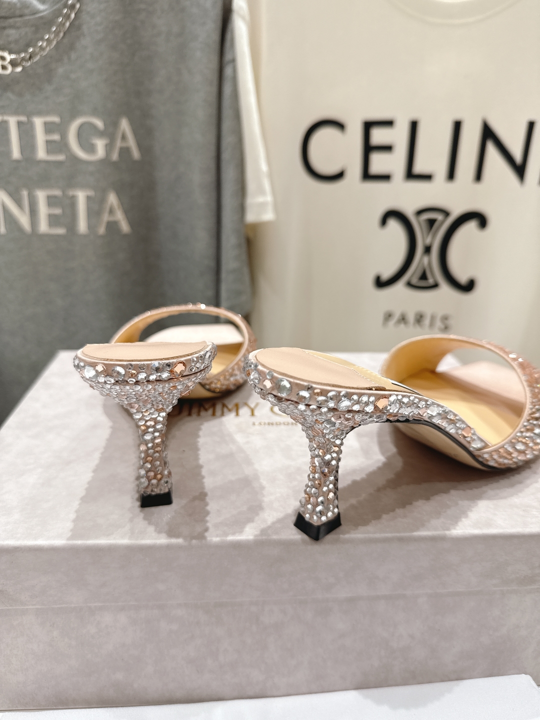 高版本出厂
  JIMMY CHOO*｜JC/吉米周2025ss春夏新款简约烫钻高跟鞋拖鞋

原版套楦，