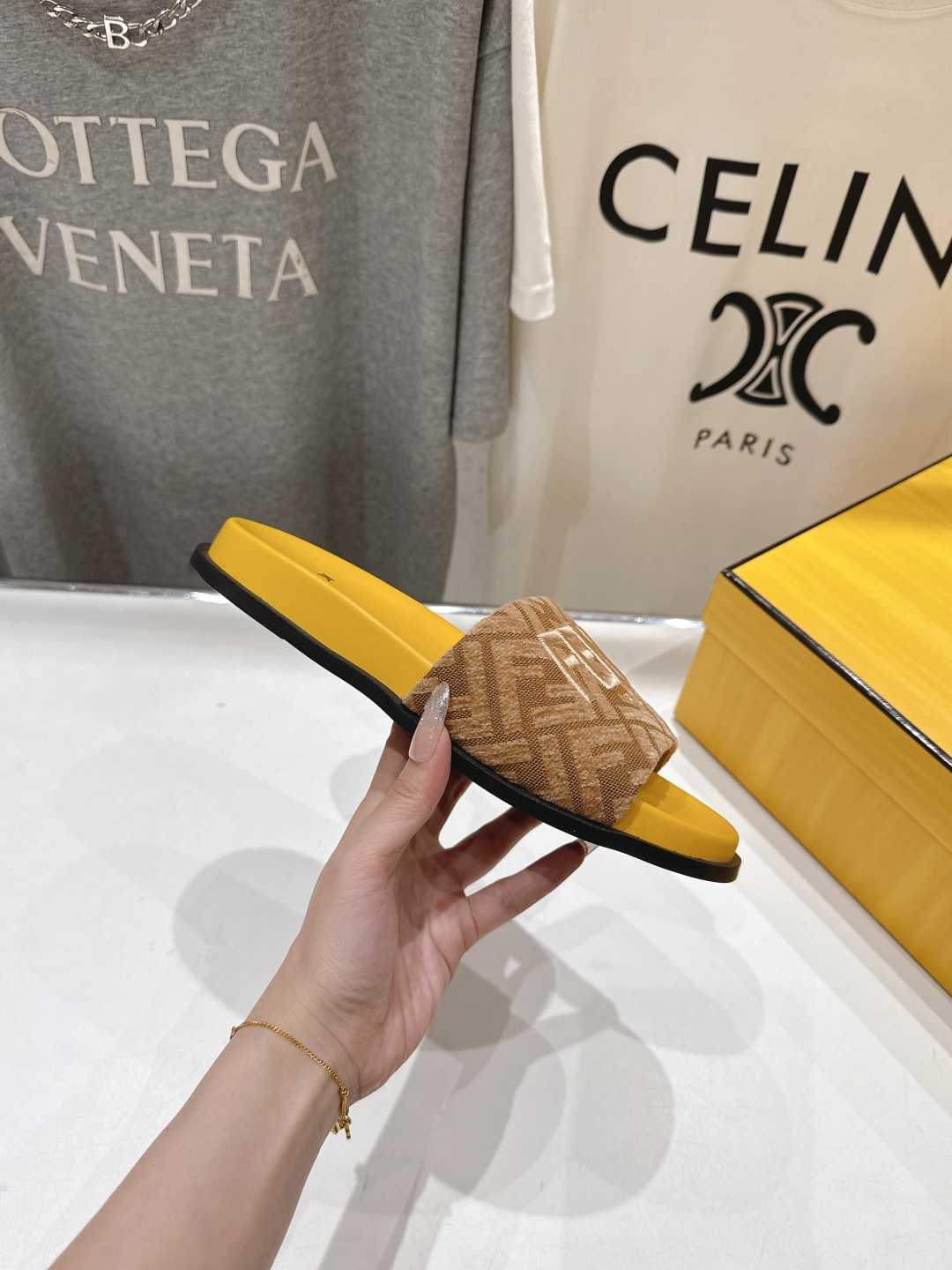 高版本出厂 
 Fendi*芬迪25ss新款平底沙滩休闲情侣款拖鞋
ZP购入对比定制，经典刺绣logo设