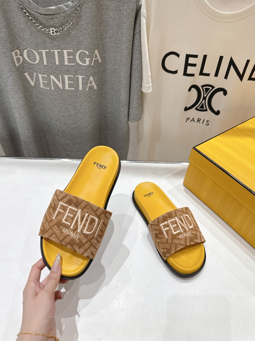 高版本出厂 
 Fendi*芬迪25ss新款平底沙滩休闲情侣款拖鞋
ZP购入对比定制，经典刺绣logo设