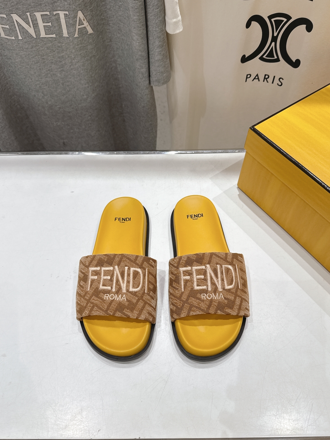 高版本出厂 
 Fendi*芬迪25ss新款平底沙滩休闲情侣款拖鞋
ZP购入对比定制，经典刺绣logo设