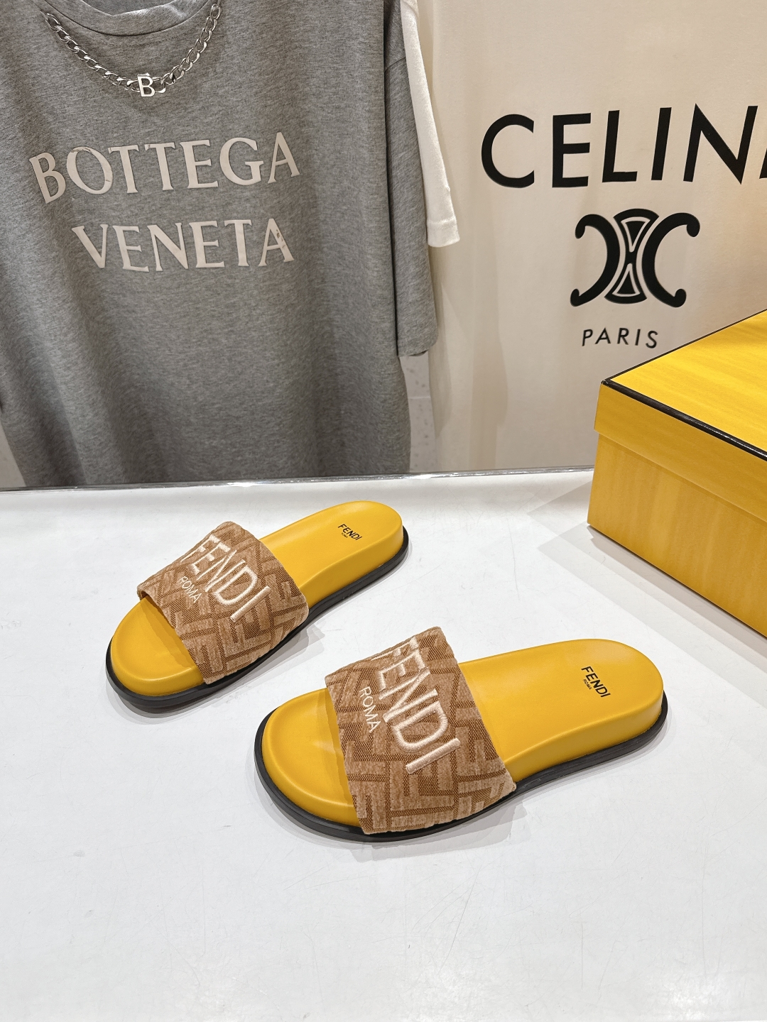 高版本出厂 
 Fendi*芬迪25ss新款平底沙滩休闲情侣款拖鞋
ZP购入对比定制，经典刺绣logo设
