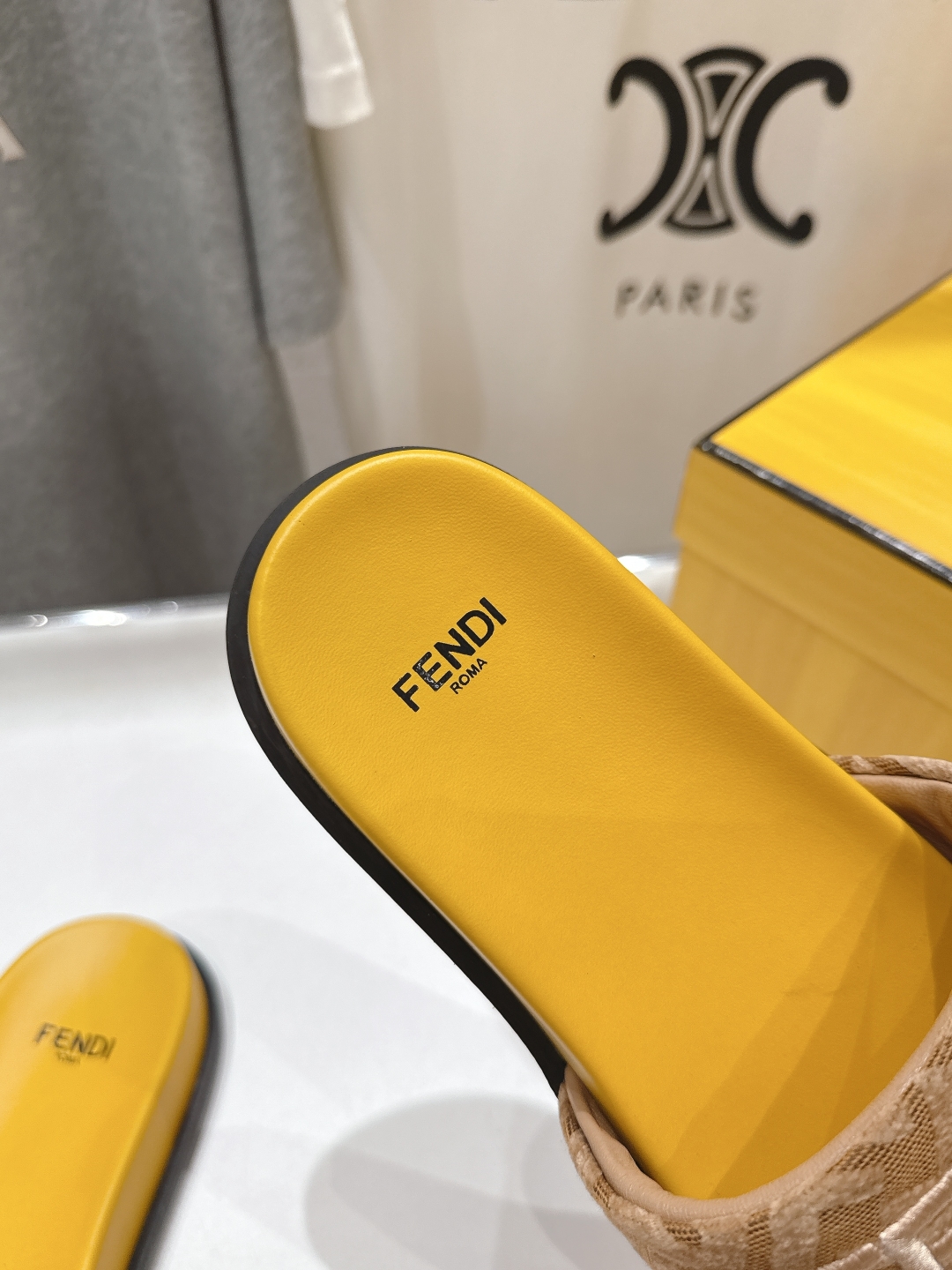 高版本出厂 
 Fendi*芬迪25ss新款平底沙滩休闲情侣款拖鞋
ZP购入对比定制，经典刺绣logo设
