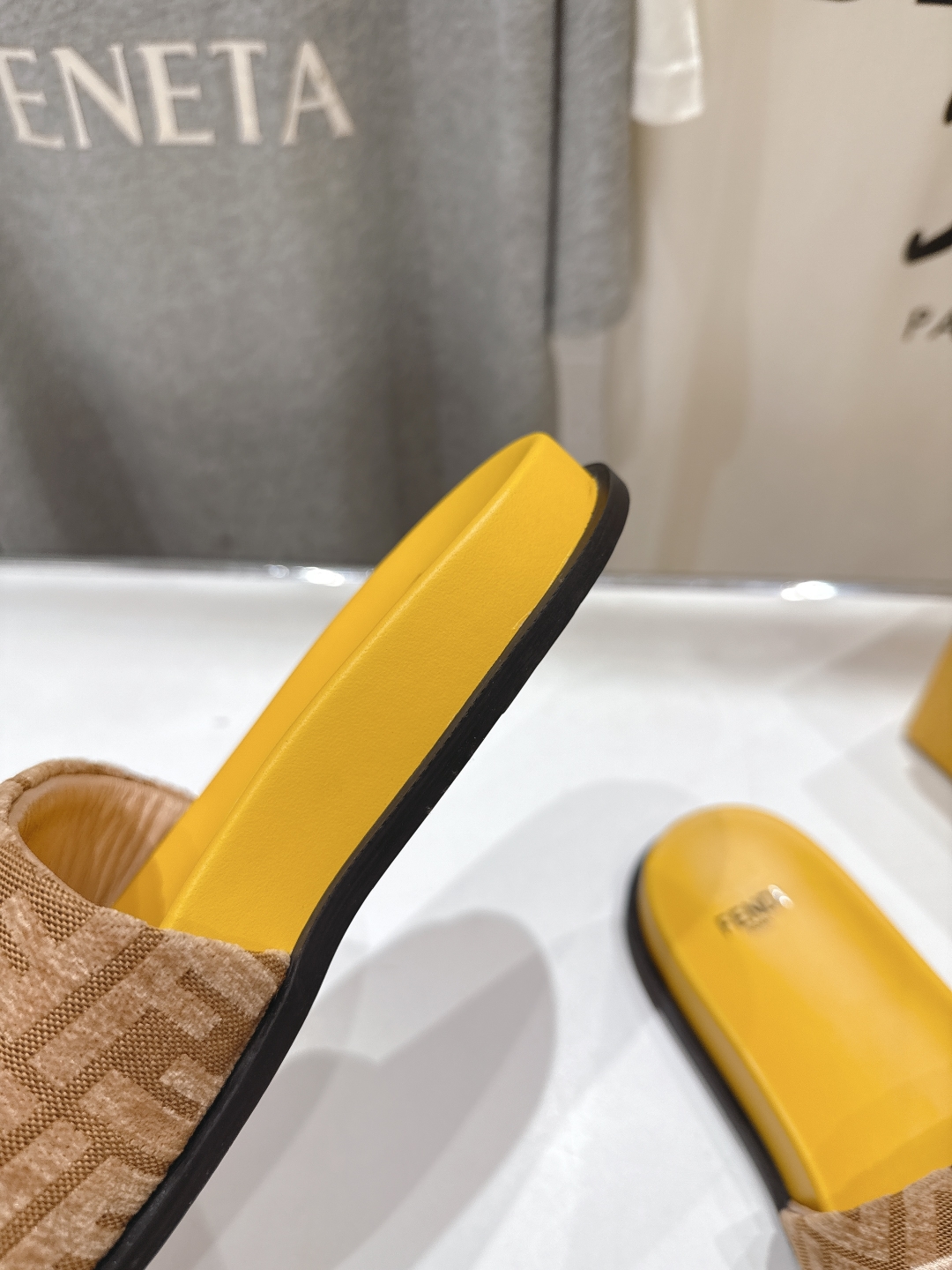 高版本出厂 
 Fendi*芬迪25ss新款平底沙滩休闲情侣款拖鞋
ZP购入对比定制，经典刺绣logo设
