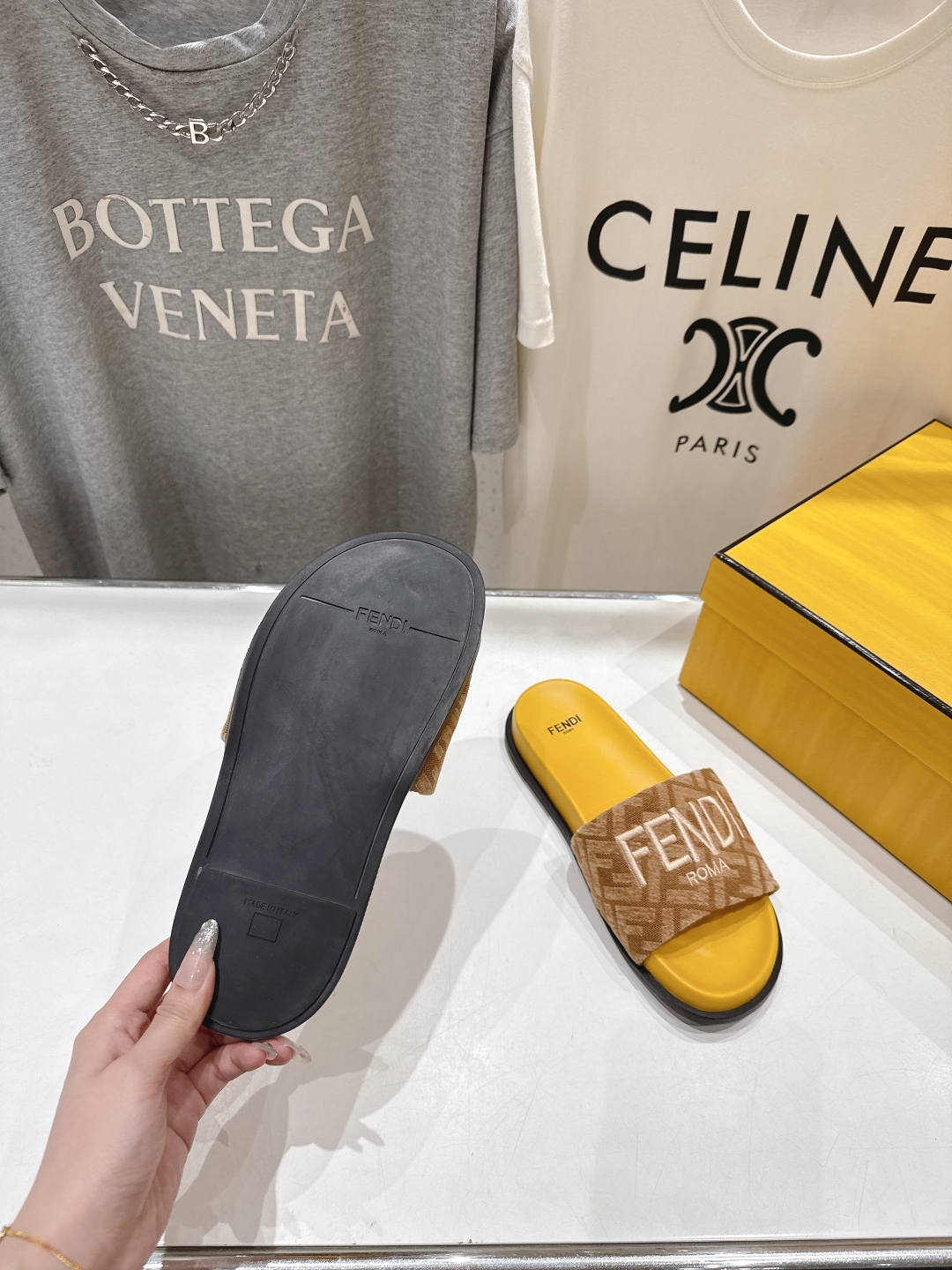 高版本出厂 
 Fendi*芬迪25ss新款平底沙滩休闲情侣款拖鞋
ZP购入对比定制，经典刺绣logo设