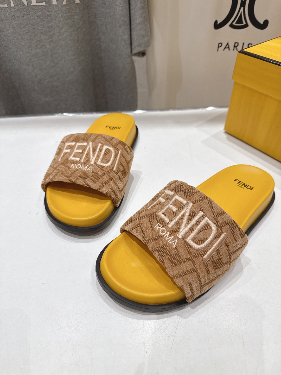 高版本出厂 
 Fendi*芬迪25ss新款平底沙滩休闲情侣款拖鞋
ZP购入对比定制，经典刺绣logo设