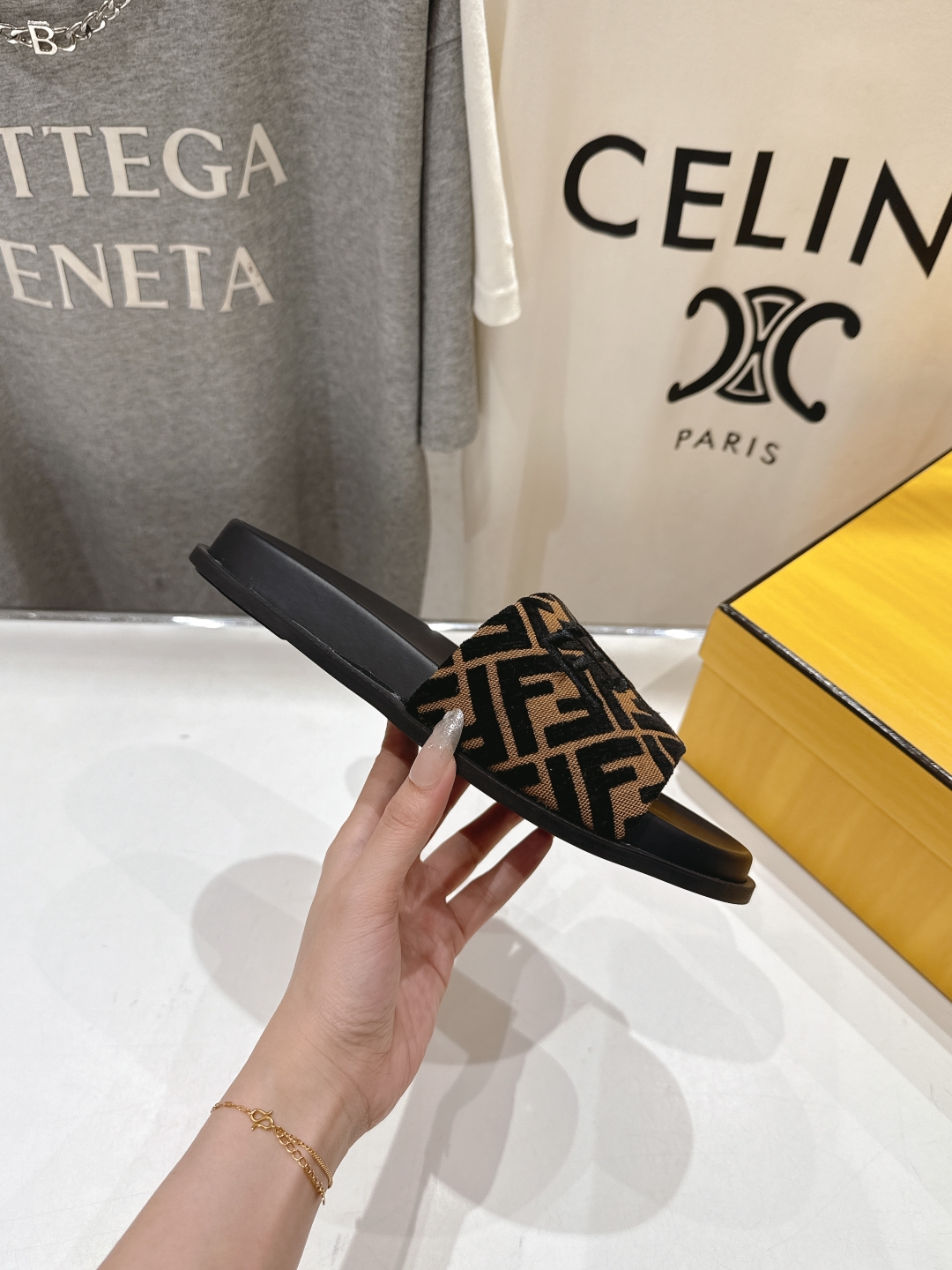 高版本出厂 
 Fendi*芬迪25ss新款平底沙滩休闲情侣款拖鞋
ZP购入对比定制，经典刺绣logo设