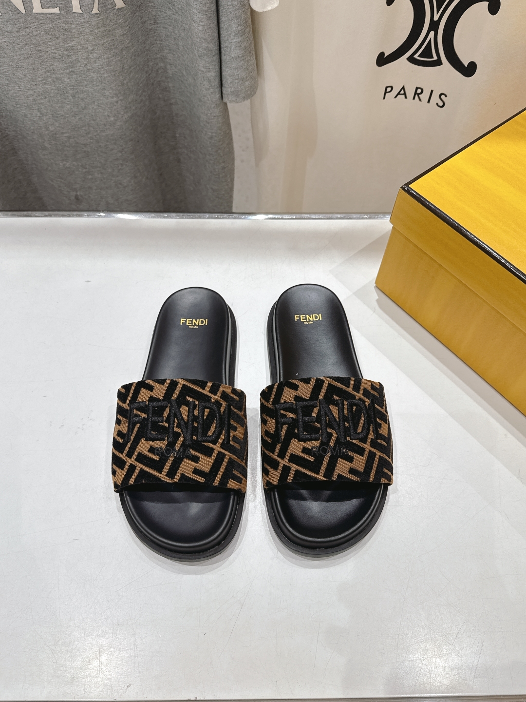 高版本出厂 
 Fendi*芬迪25ss新款平底沙滩休闲情侣款拖鞋
ZP购入对比定制，经典刺绣logo设