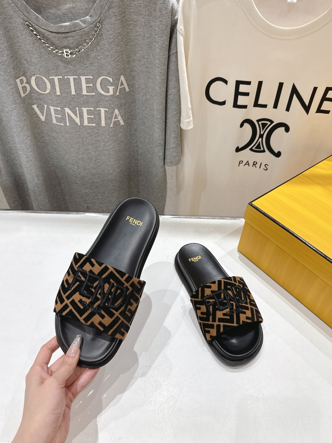 高版本出厂 
 Fendi*芬迪25ss新款平底沙滩休闲情侣款拖鞋
ZP购入对比定制，经典刺绣logo设