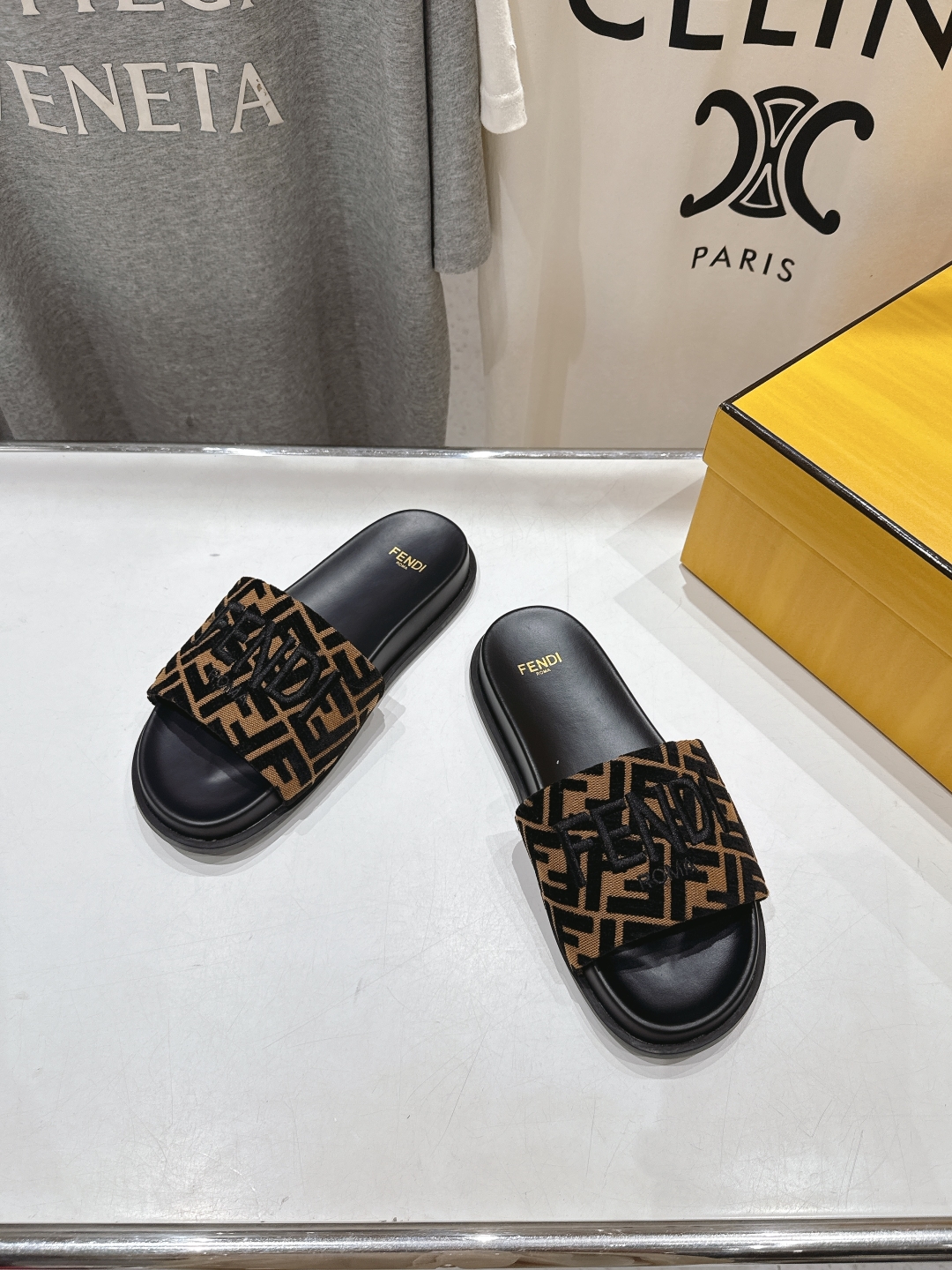 高版本出厂 
 Fendi*芬迪25ss新款平底沙滩休闲情侣款拖鞋
ZP购入对比定制，经典刺绣logo设