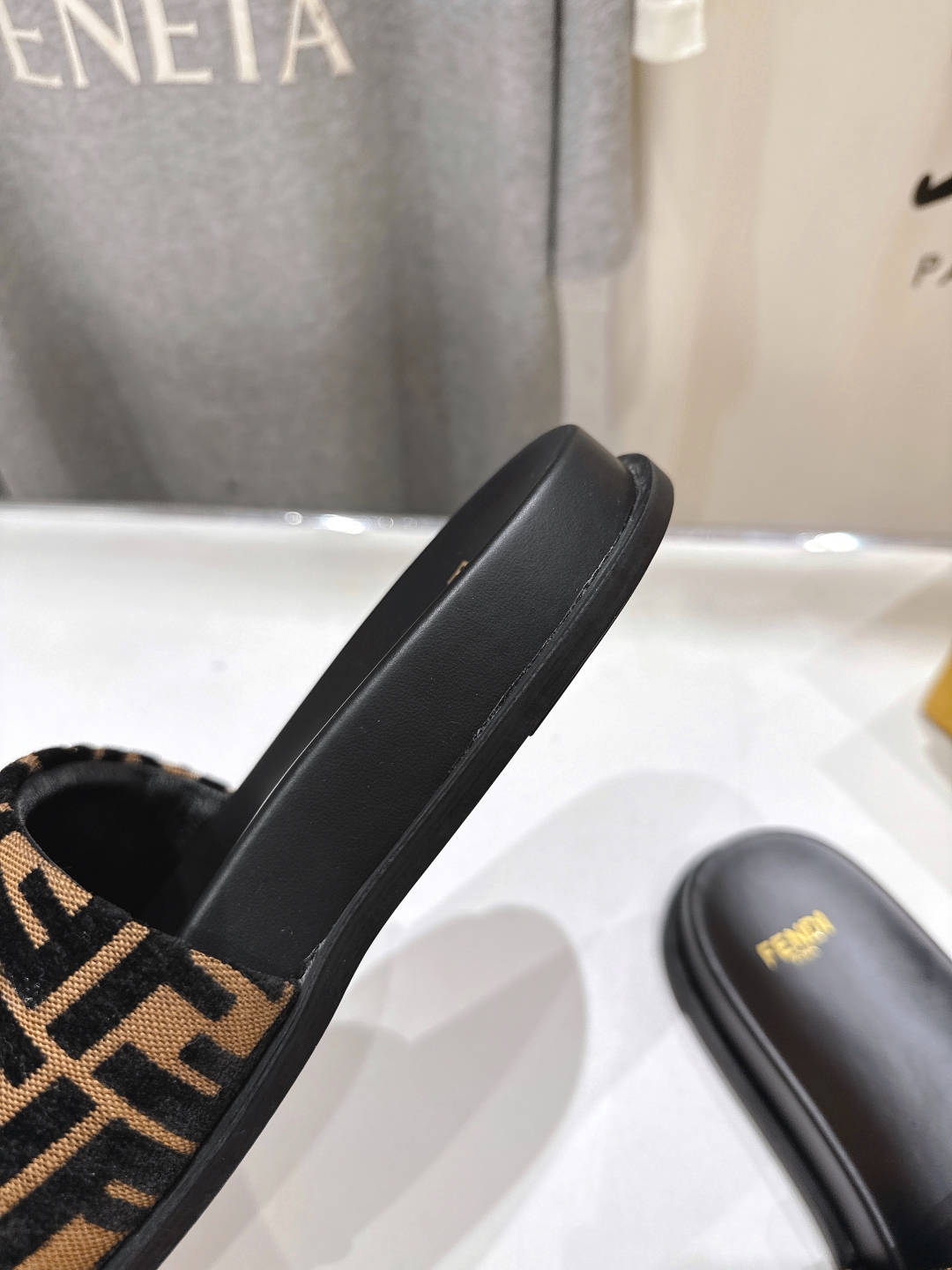 高版本出厂 
 Fendi*芬迪25ss新款平底沙滩休闲情侣款拖鞋
ZP购入对比定制，经典刺绣logo设