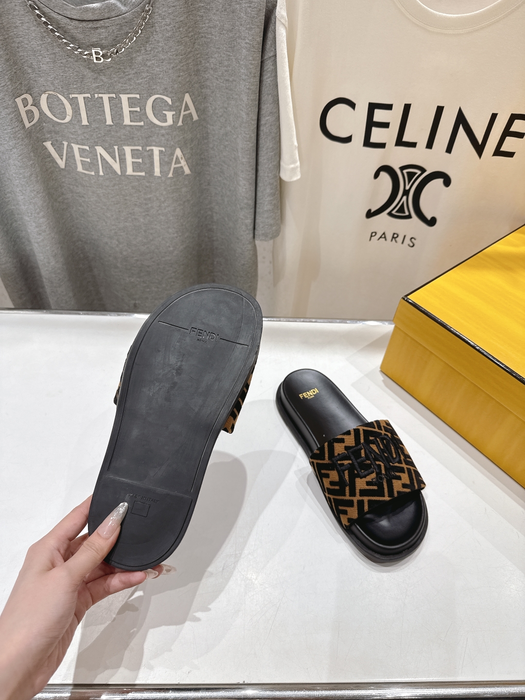 高版本出厂 
 Fendi*芬迪25ss新款平底沙滩休闲情侣款拖鞋
ZP购入对比定制，经典刺绣logo设