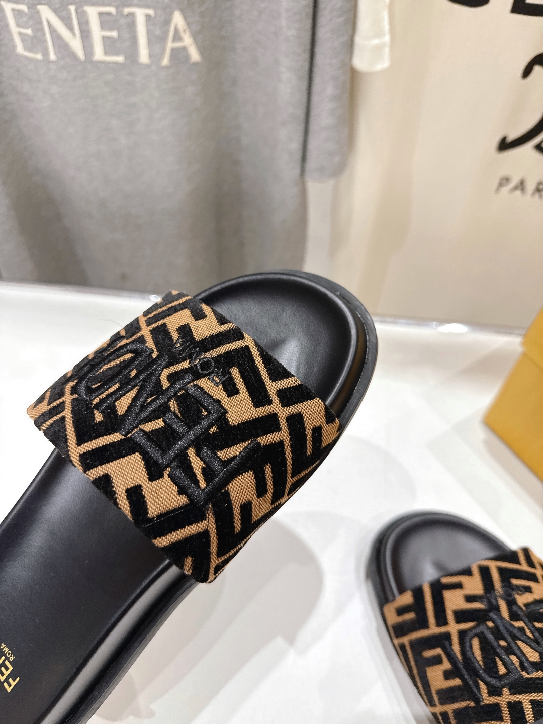 高版本出厂 
 Fendi*芬迪25ss新款平底沙滩休闲情侣款拖鞋
ZP购入对比定制，经典刺绣logo设