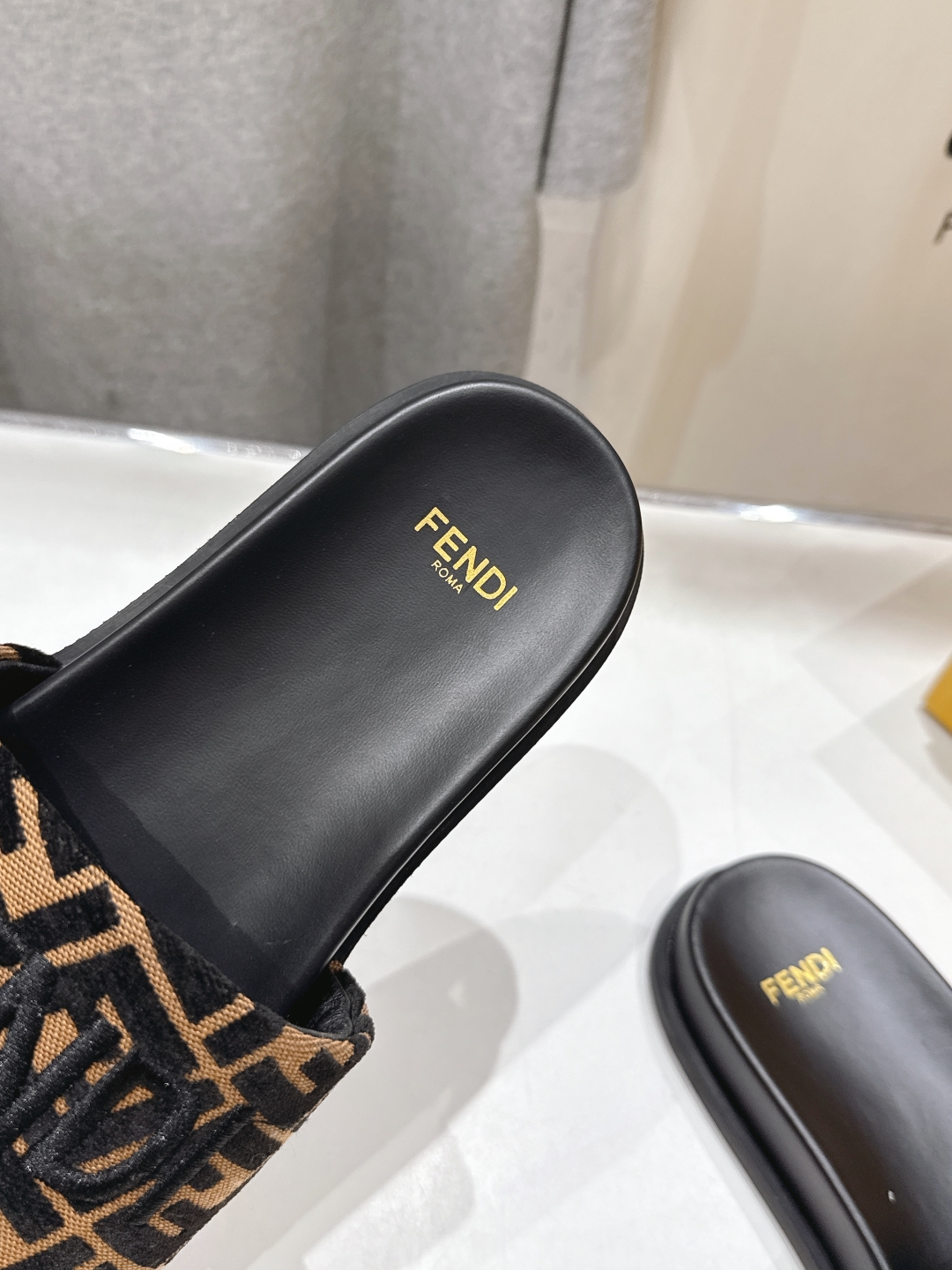 高版本出厂 
 Fendi*芬迪25ss新款平底沙滩休闲情侣款拖鞋
ZP购入对比定制，经典刺绣logo设