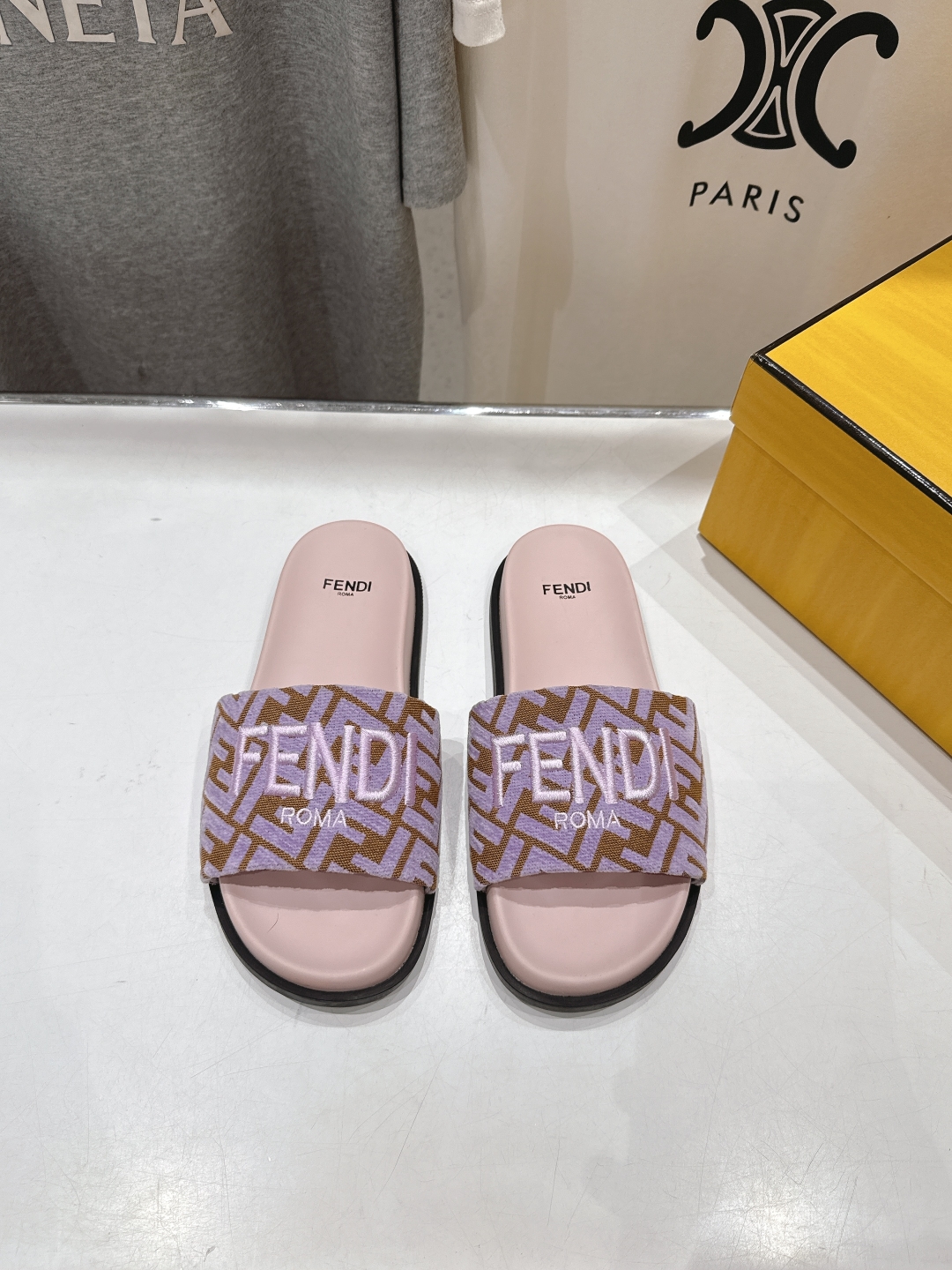 高版本出厂 
 Fendi*芬迪25ss新款平底沙滩休闲情侣款拖鞋
ZP购入对比定制，经典刺绣logo设