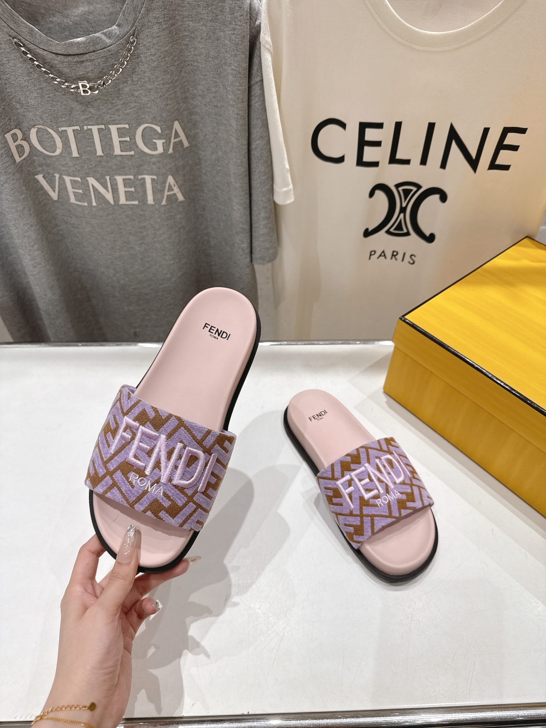 高版本出厂 
 Fendi*芬迪25ss新款平底沙滩休闲情侣款拖鞋
ZP购入对比定制，经典刺绣logo设
