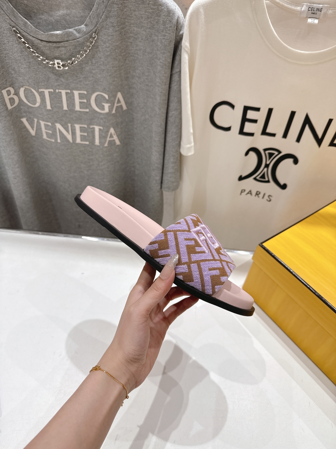 高版本出厂 
 Fendi*芬迪25ss新款平底沙滩休闲情侣款拖鞋
ZP购入对比定制，经典刺绣logo设