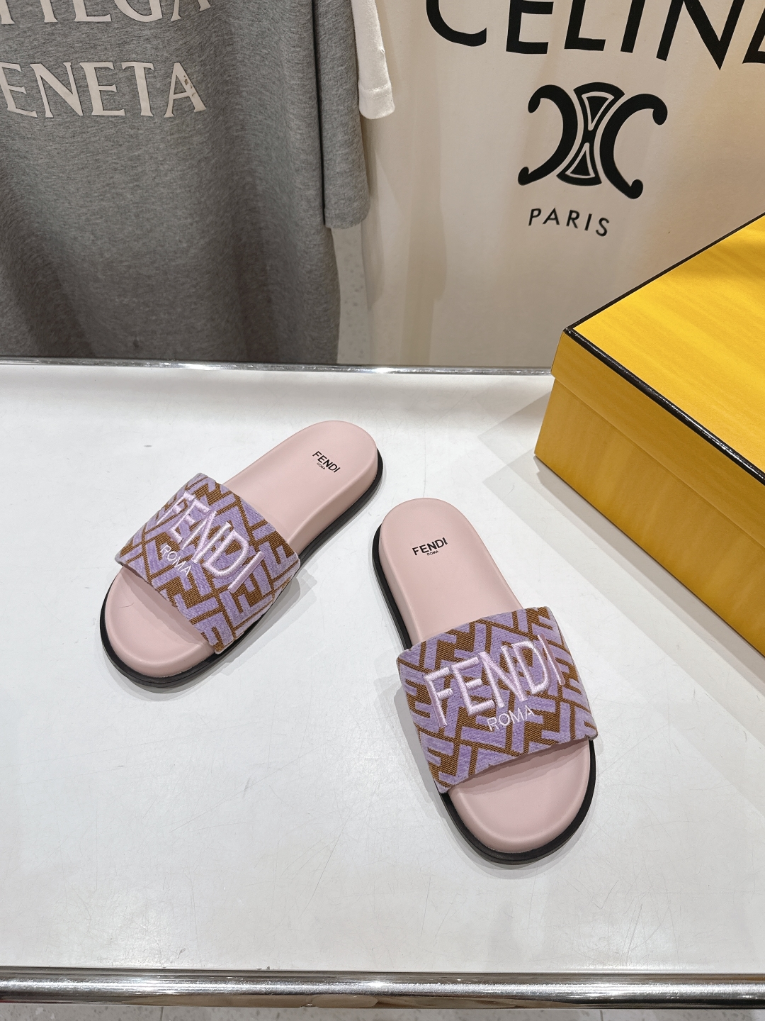 高版本出厂 
 Fendi*芬迪25ss新款平底沙滩休闲情侣款拖鞋
ZP购入对比定制，经典刺绣logo设