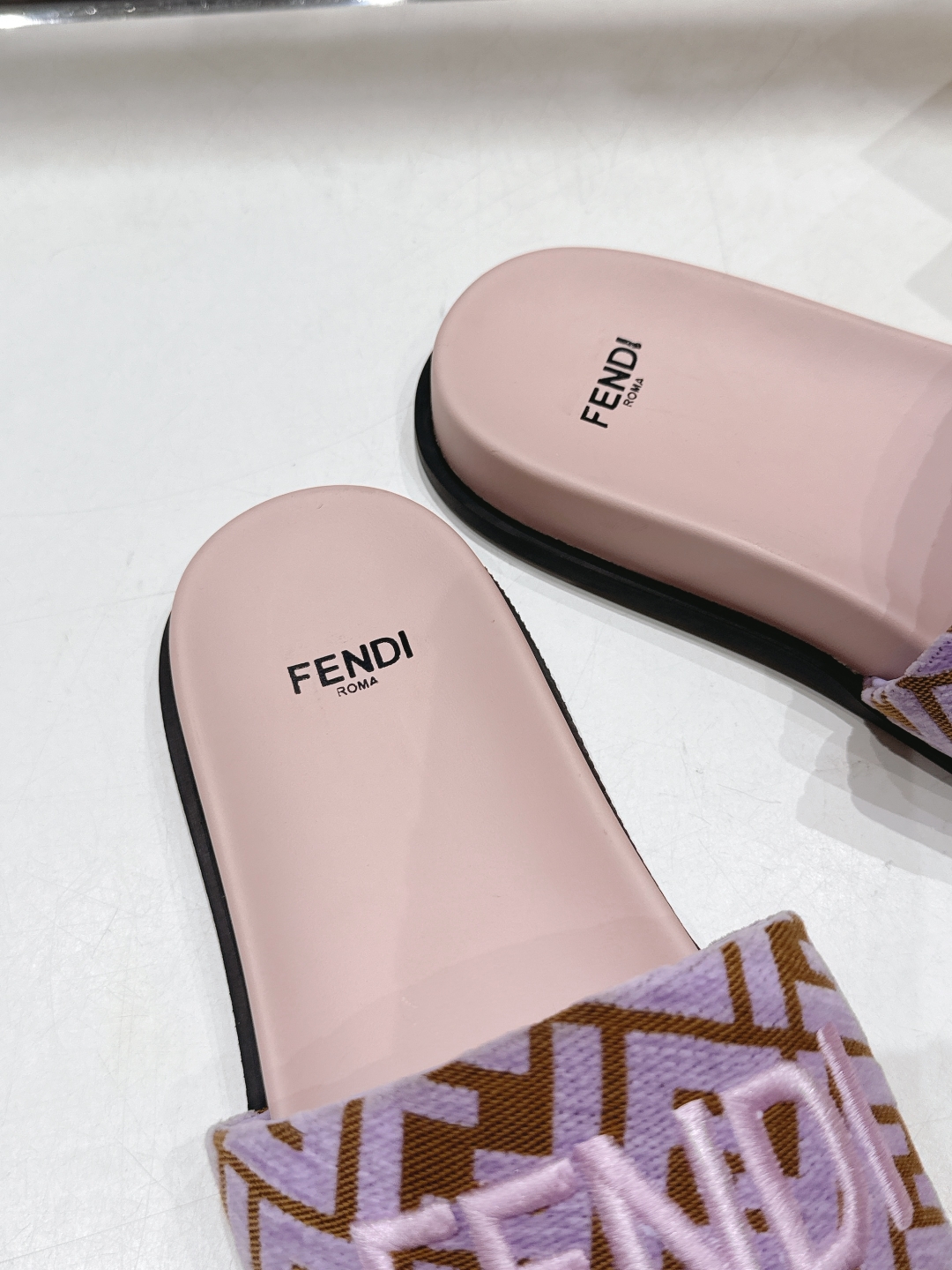 高版本出厂 
 Fendi*芬迪25ss新款平底沙滩休闲情侣款拖鞋
ZP购入对比定制，经典刺绣logo设